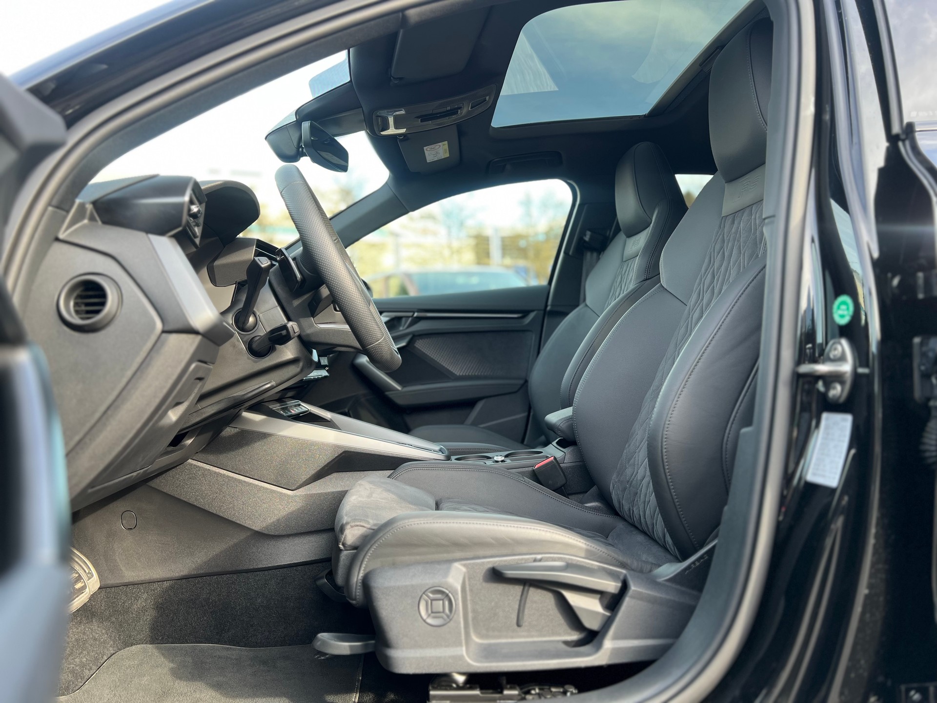 AUDI RS3 Sportback 2.5 TSI quattro S-tronic-image-12