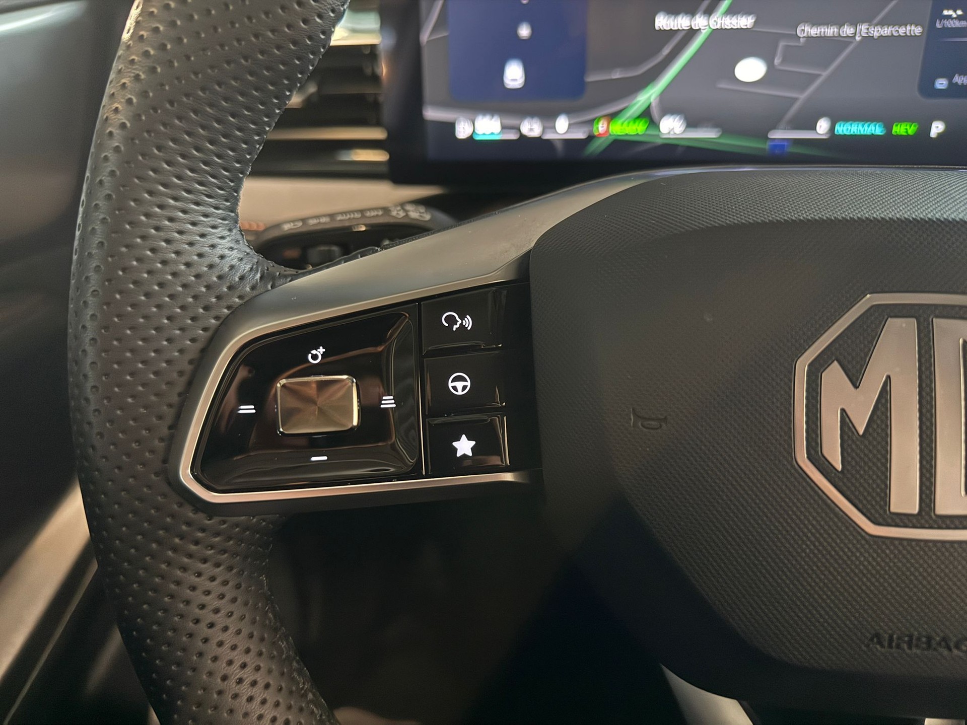 MG HS 1.5 T PHEV Luxury-image-11