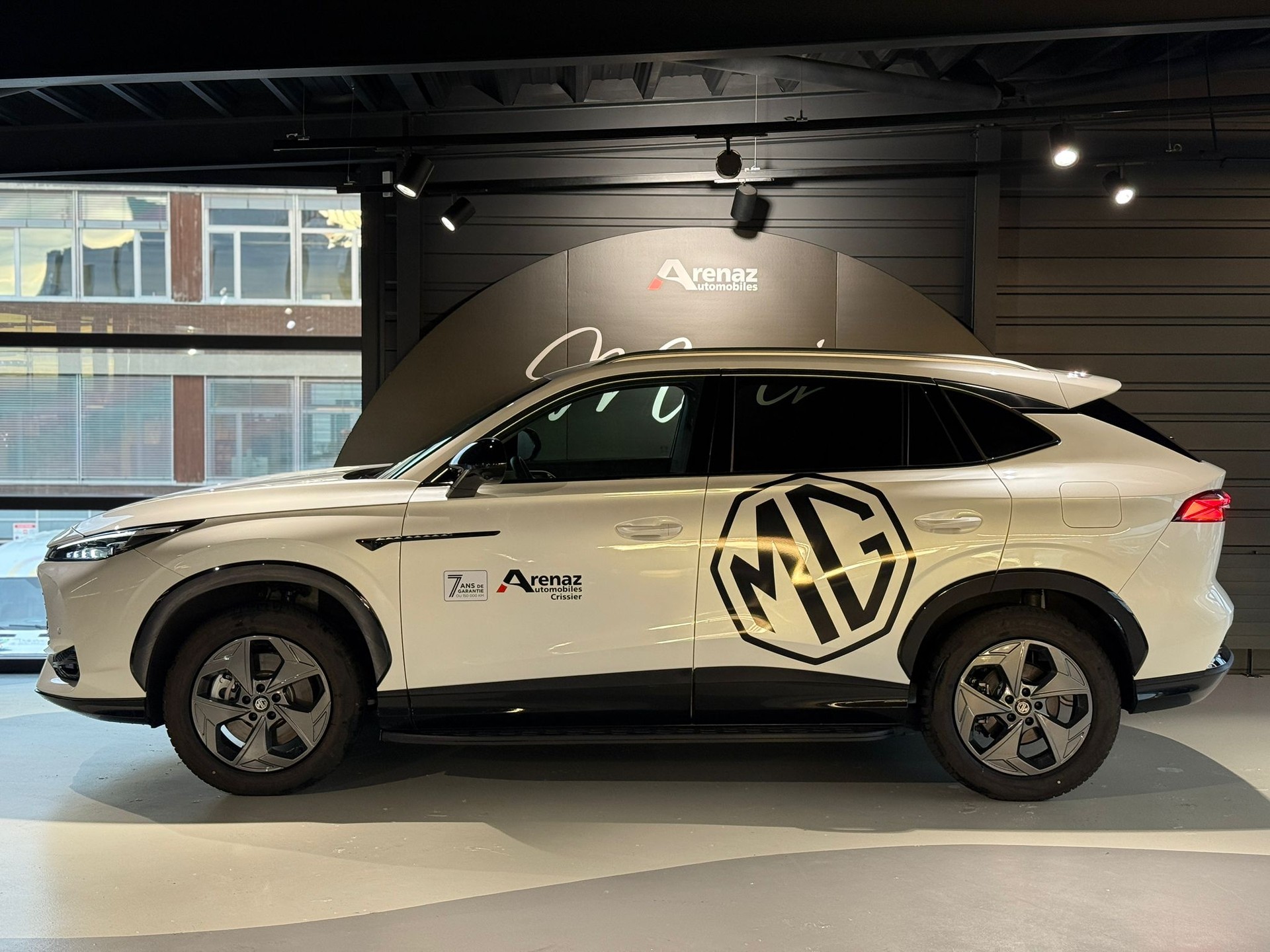 MG HS 1.5 T PHEV Luxury-showroom-element-1