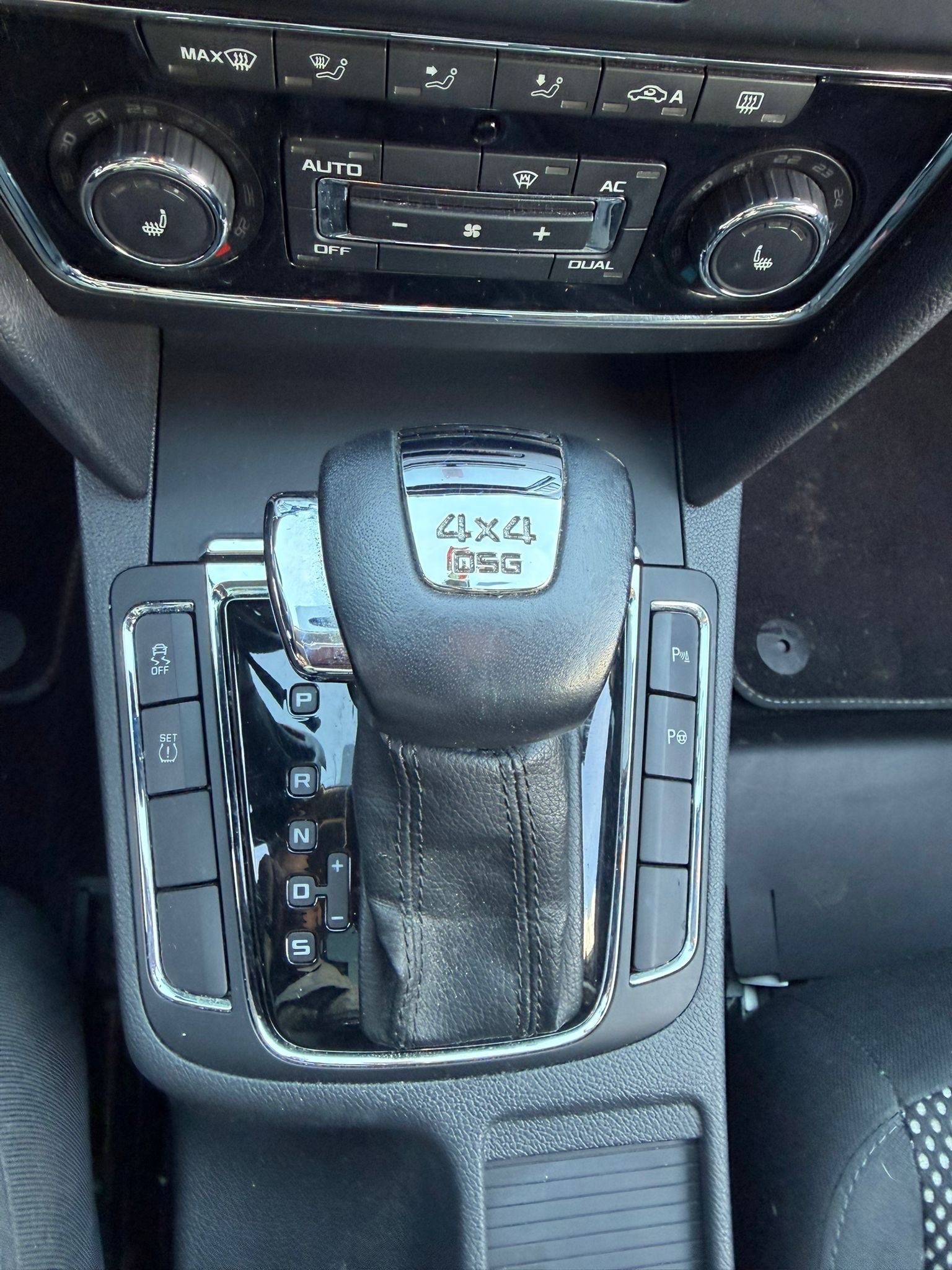 SKODA Superb 2.0 TDi AllDrive 4x4 DSG-image-15