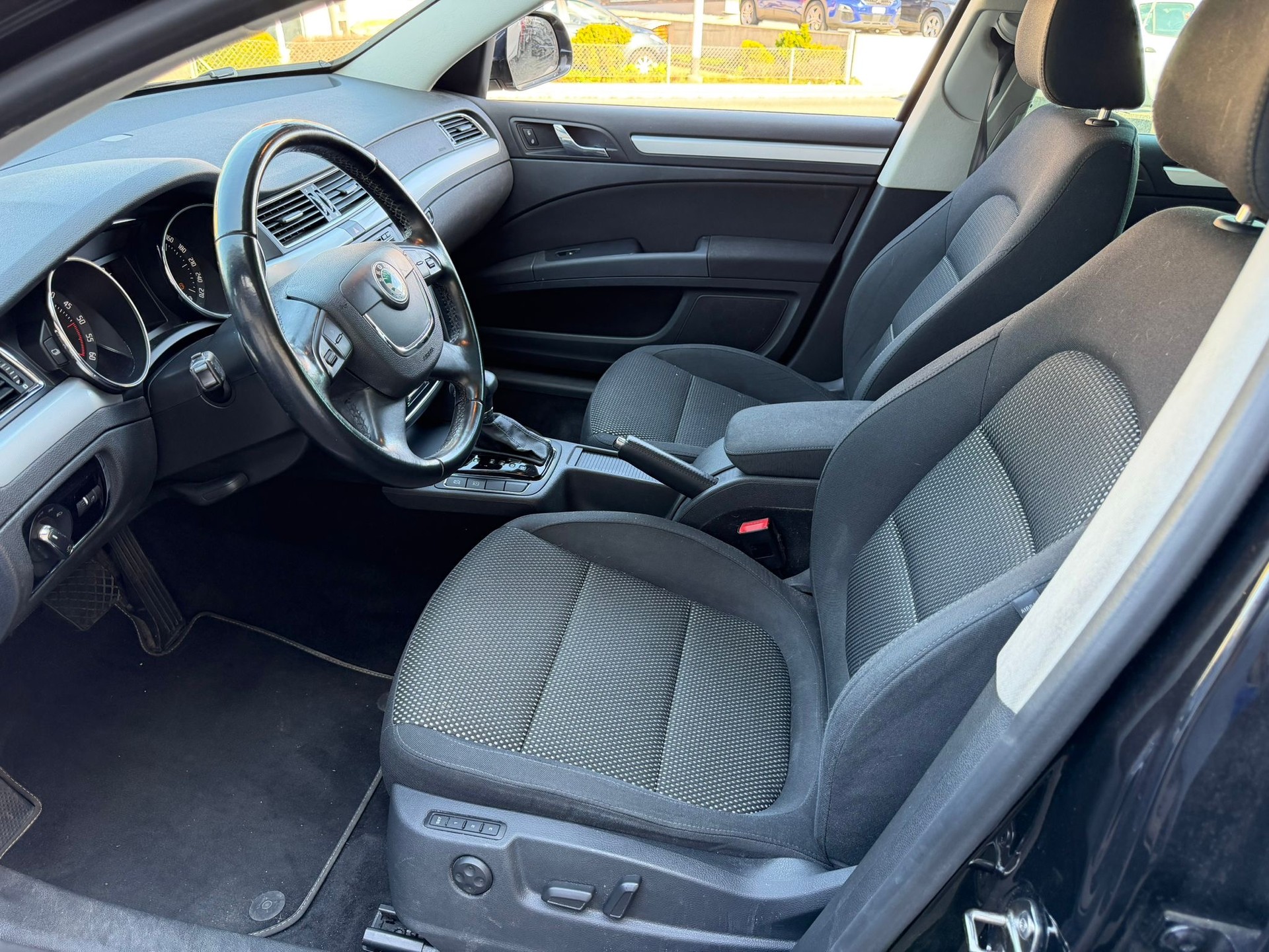 SKODA Superb 2.0 TDi AllDrive 4x4 DSG-image-16