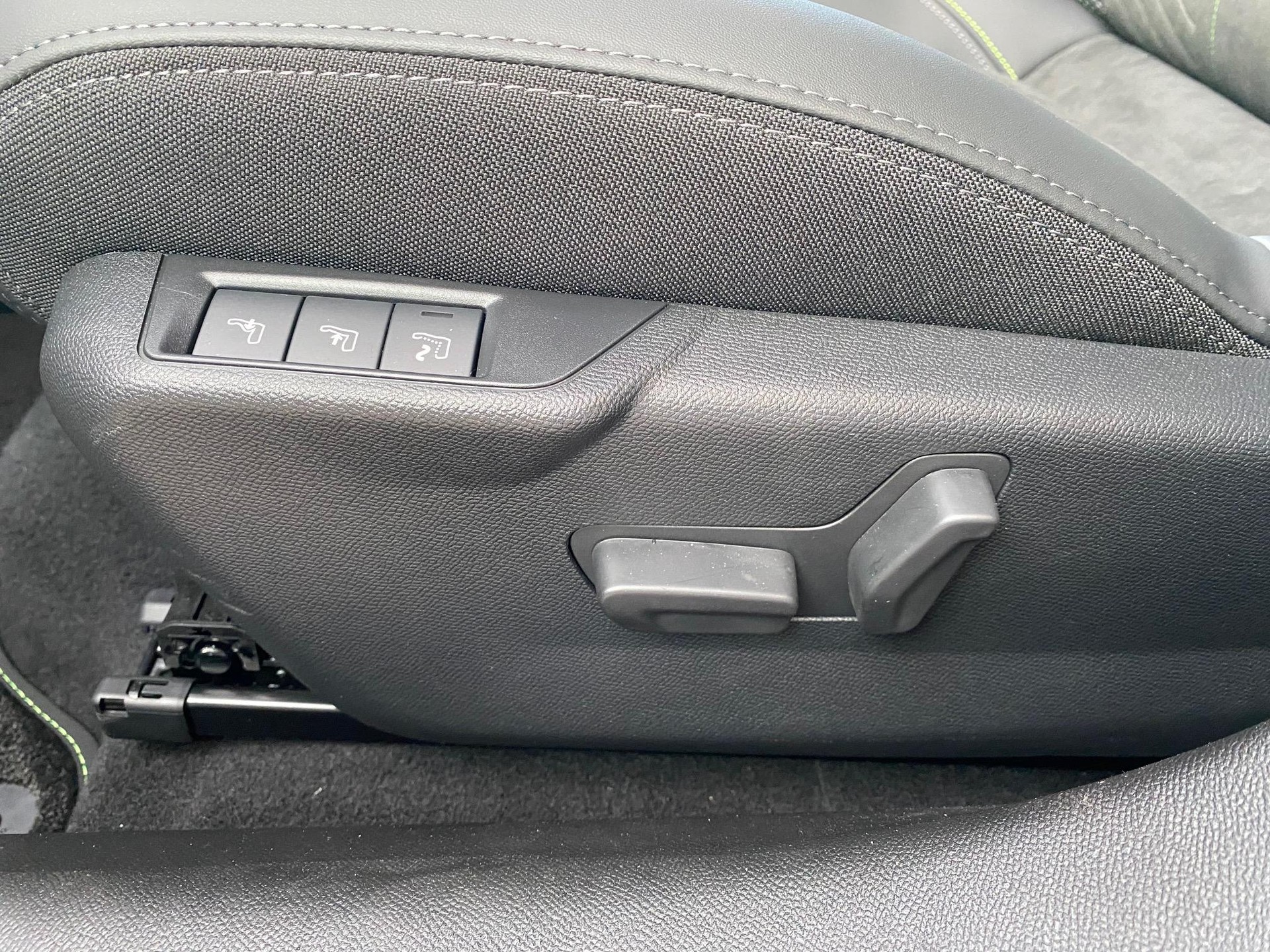 PEUGEOT 208 1.2 Hybrid 145 GT-image-1