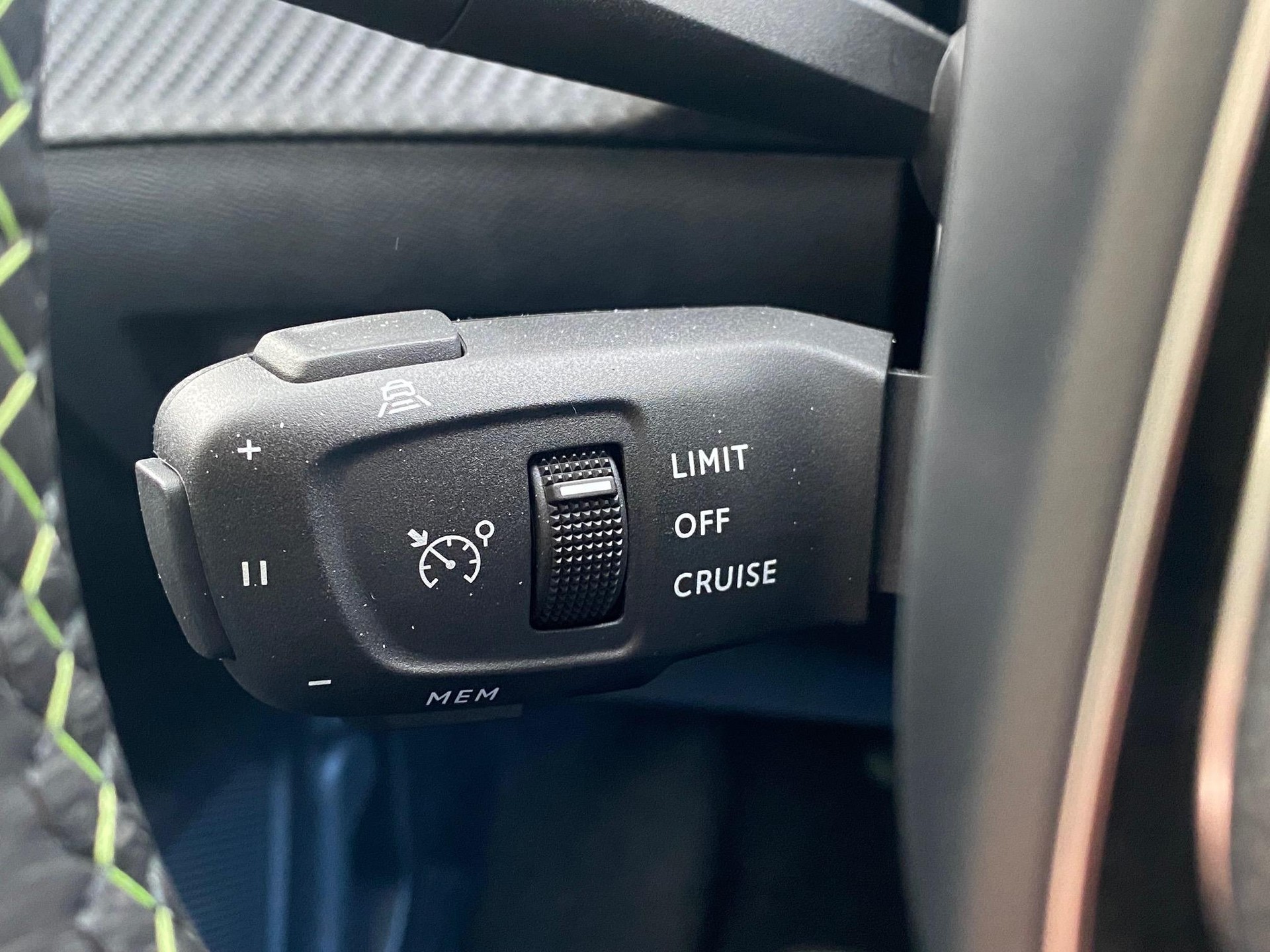 PEUGEOT 208 1.2 Hybrid 145 GT-image-14
