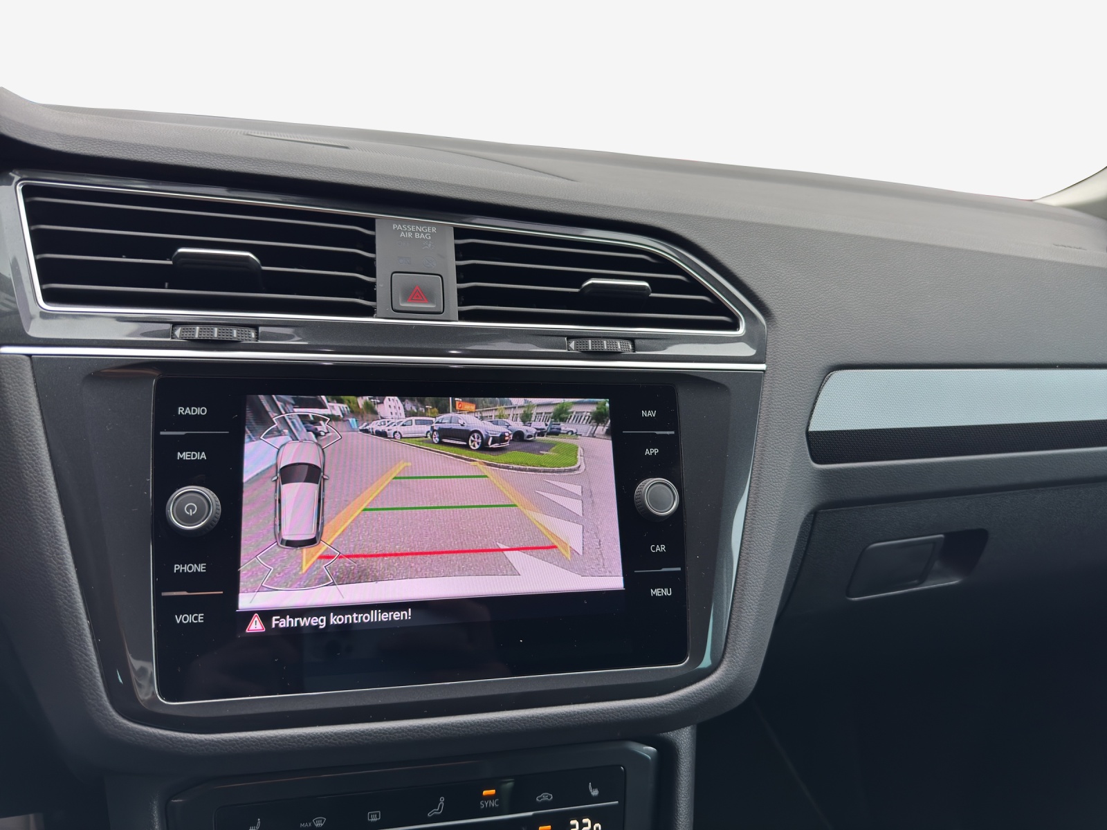 VW Tiguan 2.0 TDI SCR Elegance 4Motion DSG-image-15