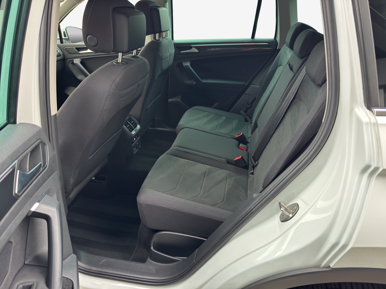 VW Tiguan 2.0 TDI SCR Elegance 4Motion DSG-image-11