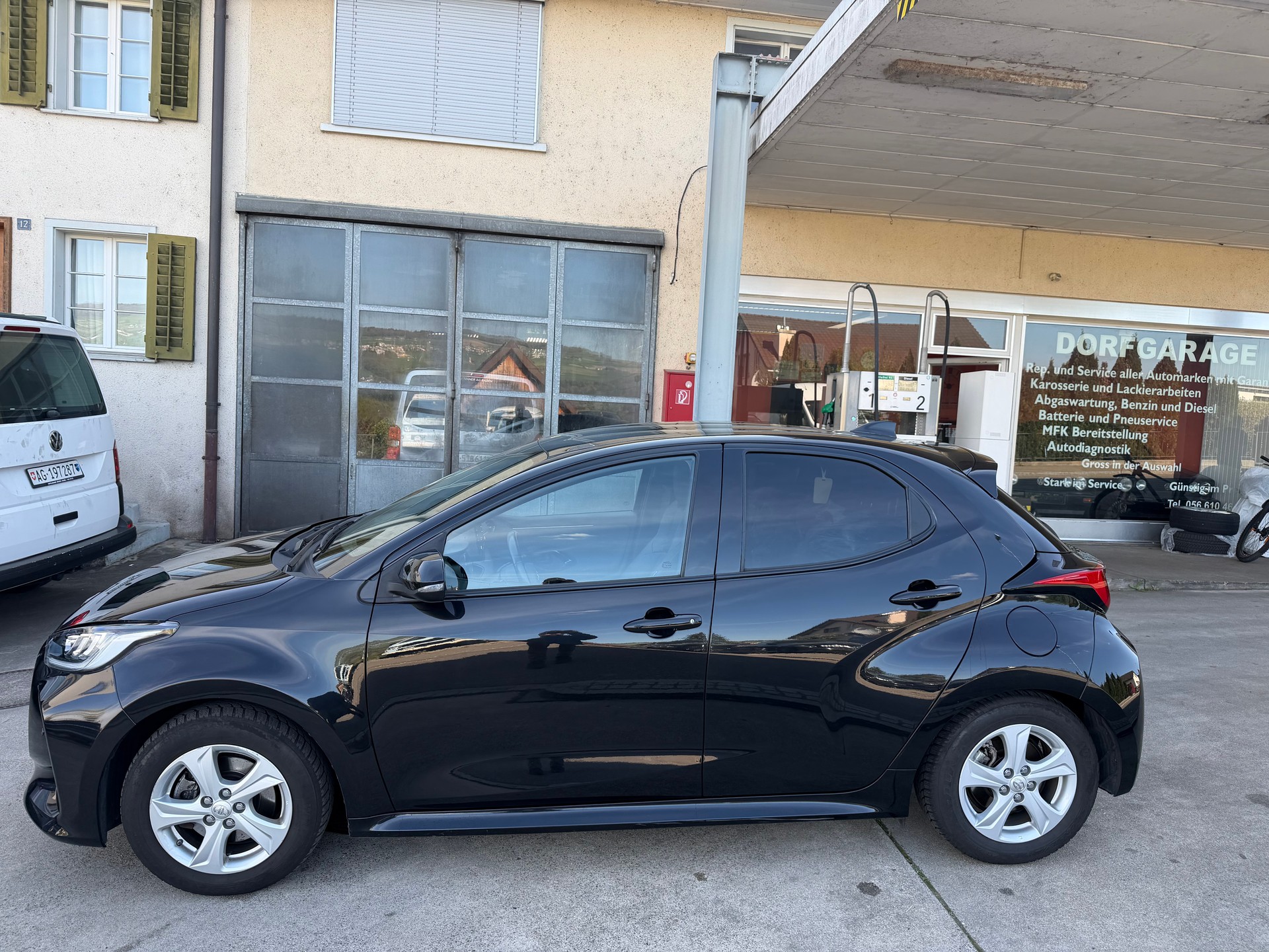 TOYOTA Yaris 1.5 Premium e-CVT-image-1