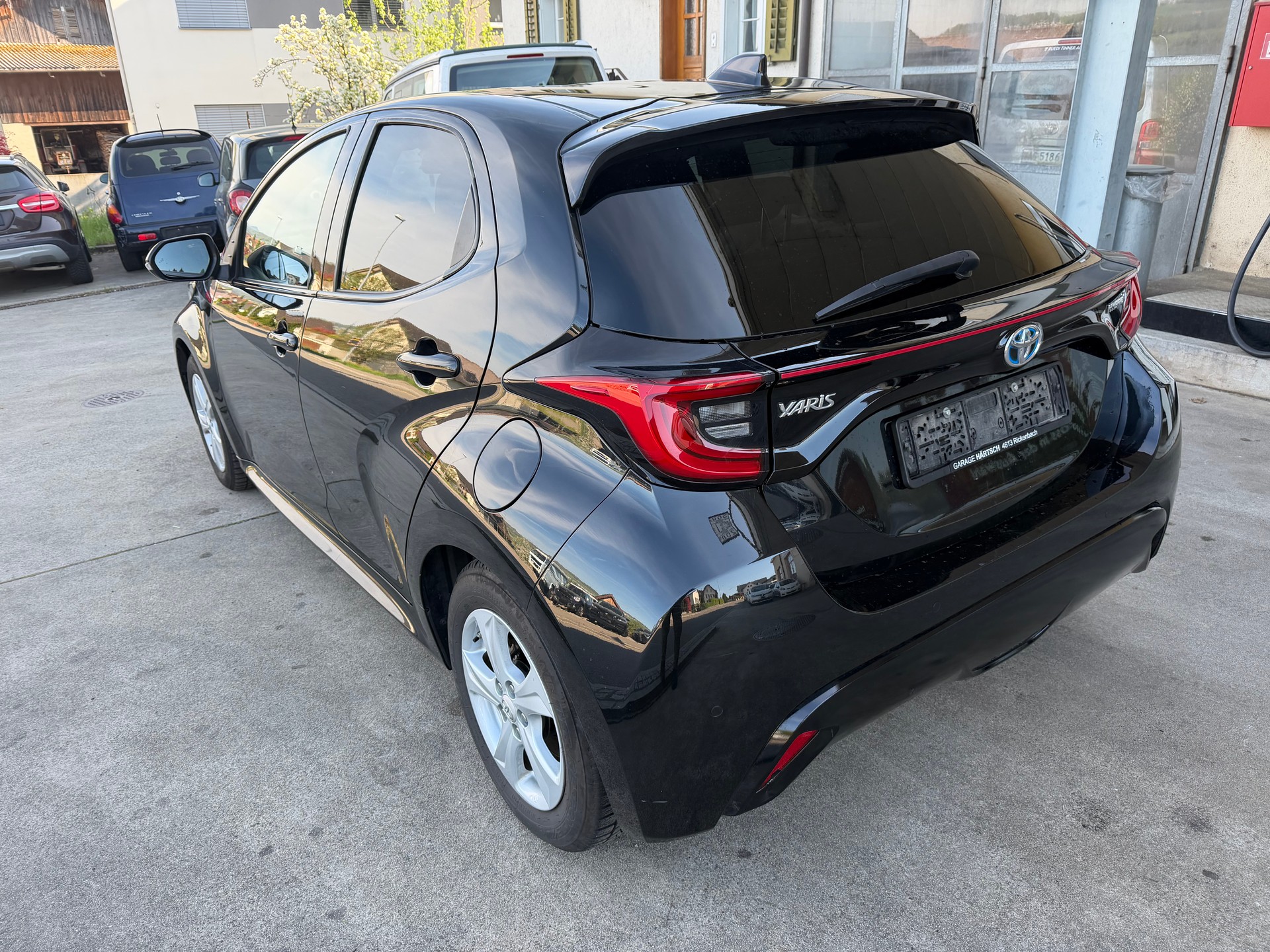 TOYOTA Yaris 1.5 Premium e-CVT-image-3