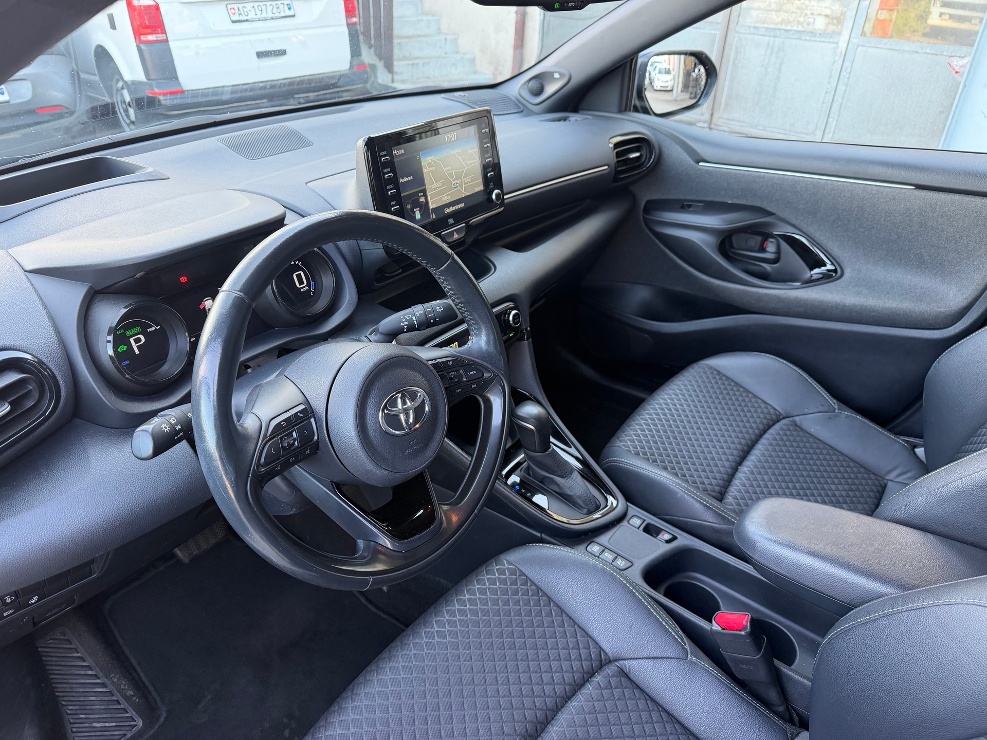 TOYOTA Yaris 1.5 Premium e-CVT-image-8