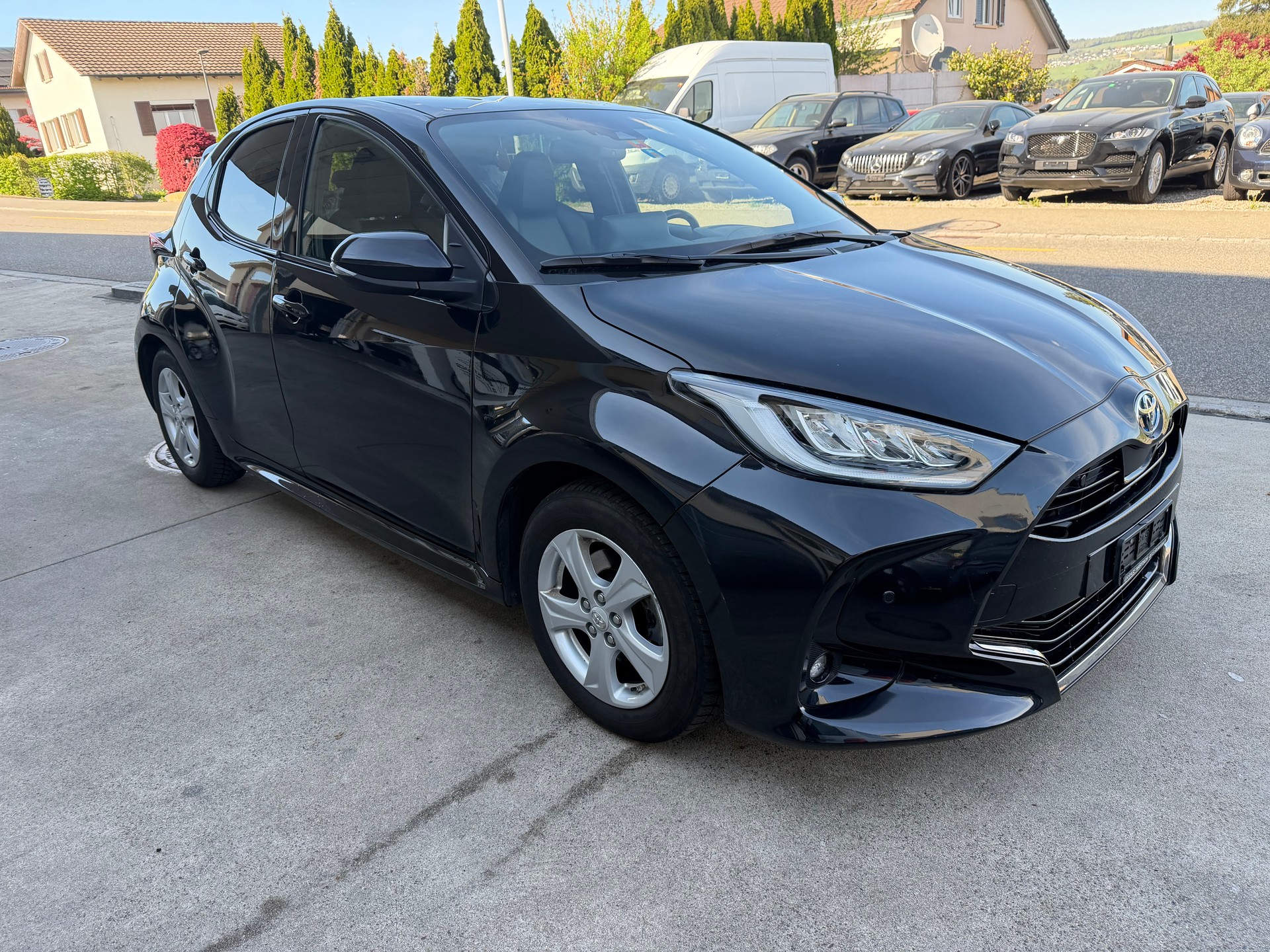 TOYOTA Yaris 1.5 Premium e-CVT-image-2