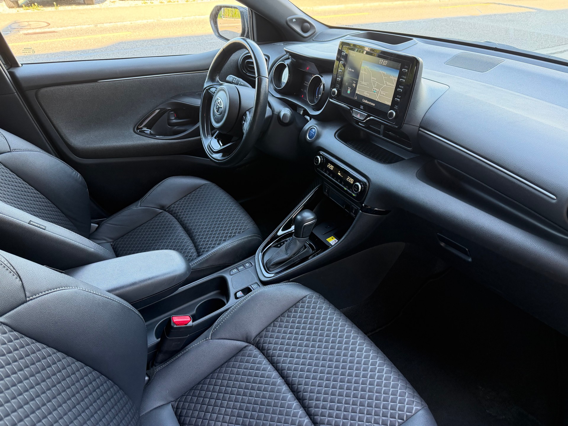 TOYOTA Yaris 1.5 Premium e-CVT-image-7