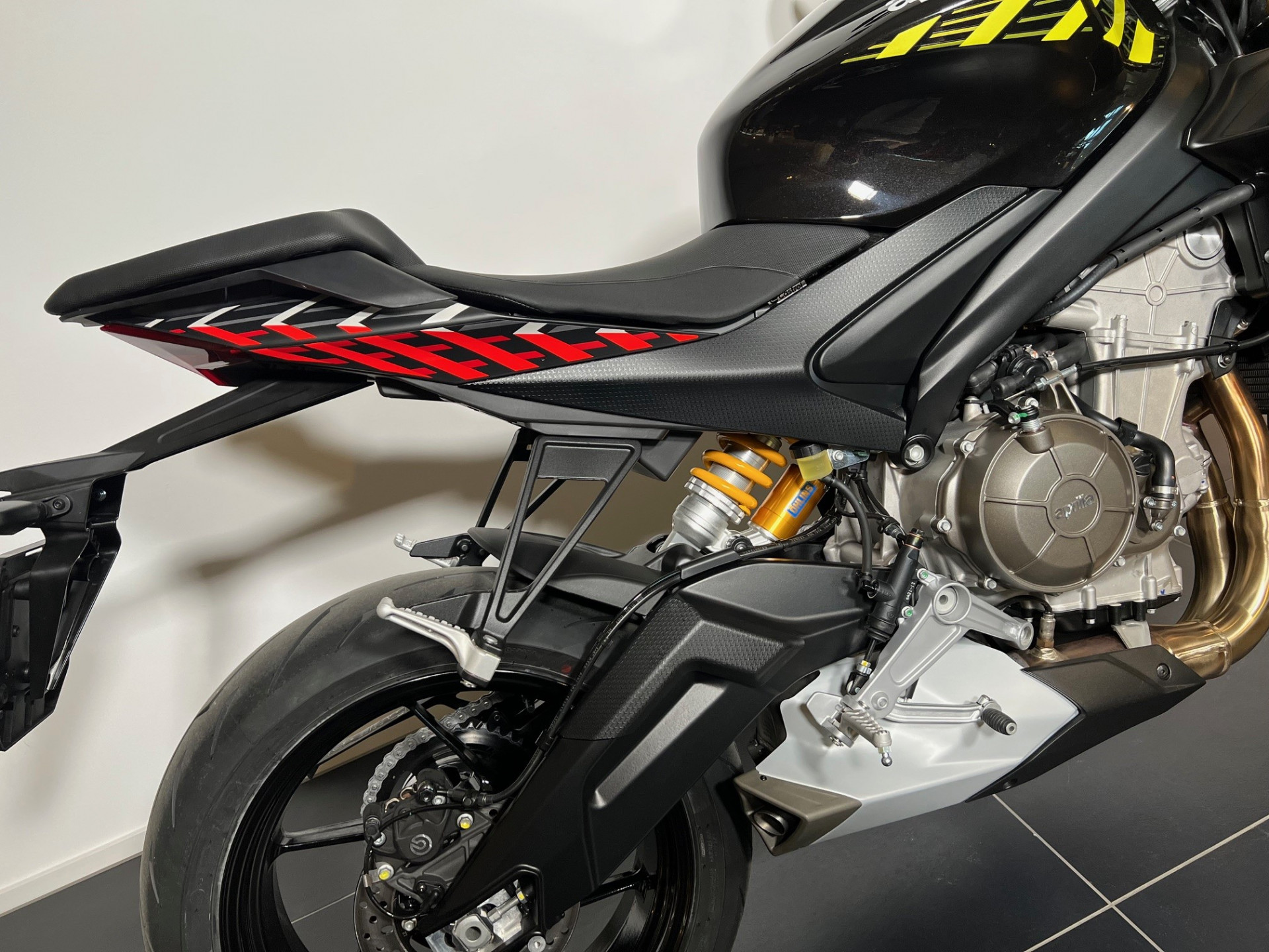 APRILIA Tuono 660 Factory-showroom-element-3