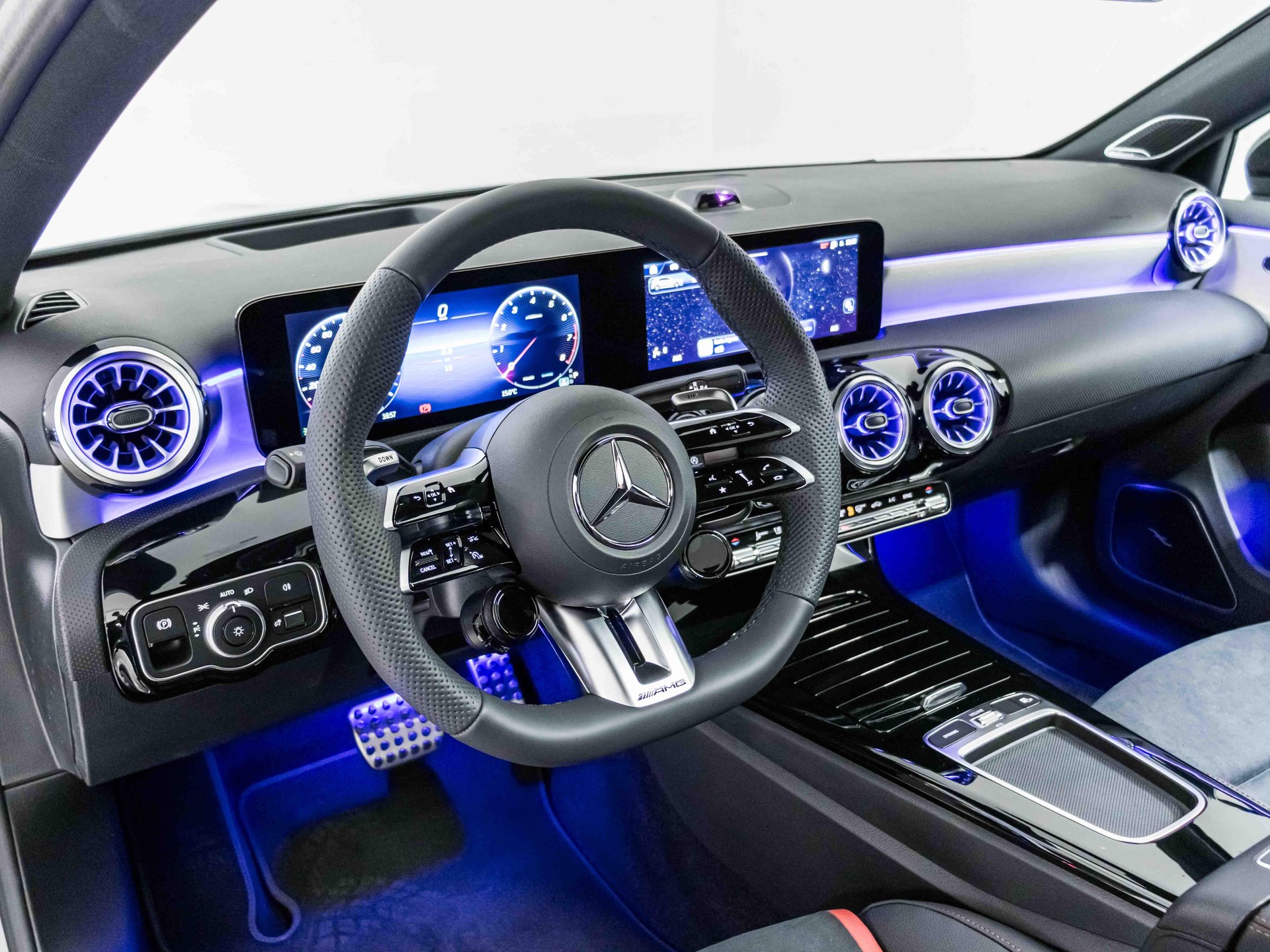 MERCEDES-BENZ A 35 AMG 4MATIC-image-9