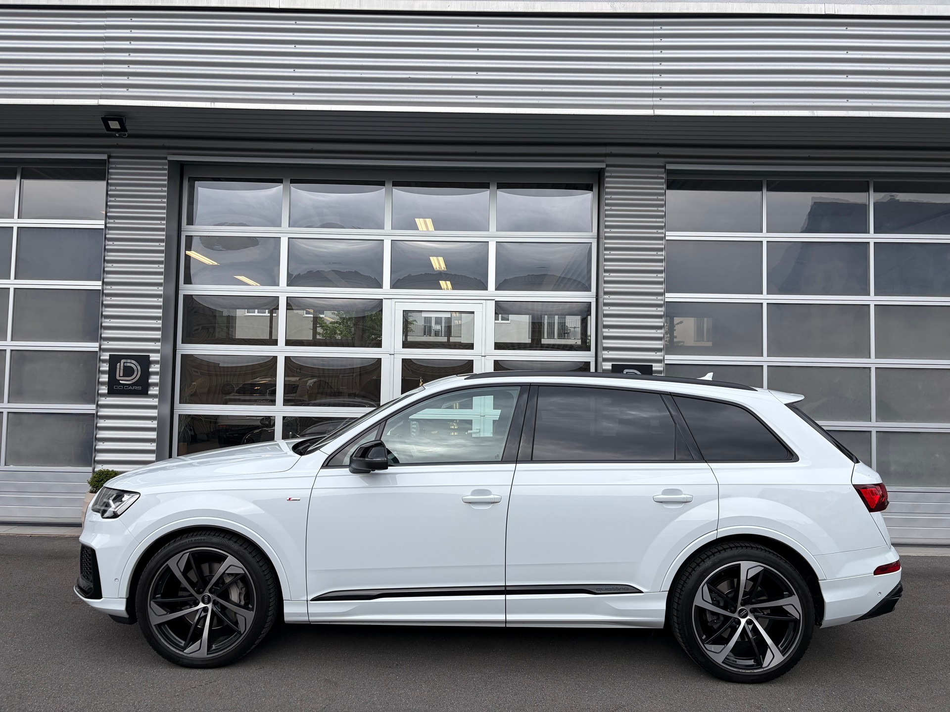 AUDI Q7 55 TFSI S Line quattro tiptronic/ 7 Plätze/ Panorama/ AHK/ Sitzlüftung/-image-1