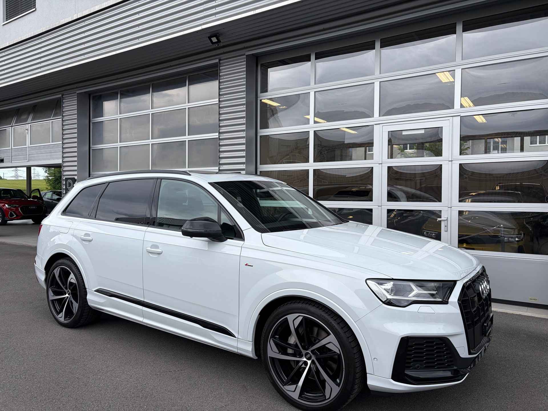 AUDI Q7 55 TFSI S Line quattro tiptronic/ 7 Plätze/ Panorama/ AHK/ Sitzlüftung/-image-3