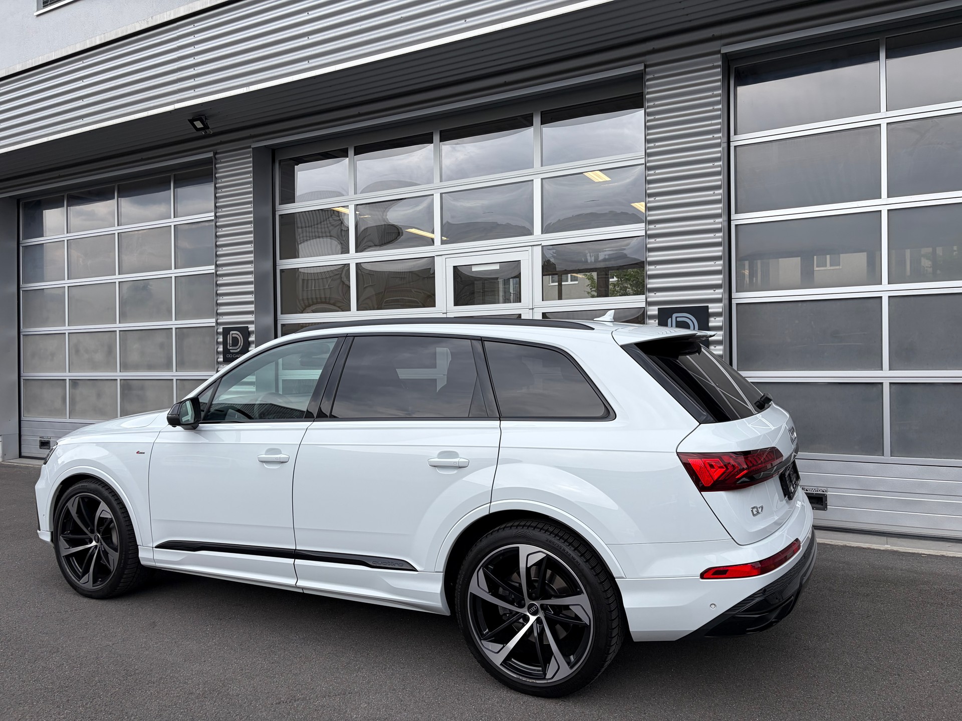 AUDI Q7 55 TFSI S Line quattro tiptronic/ 7 Plätze/ Panorama/ AHK/ Sitzlüftung/-image-2