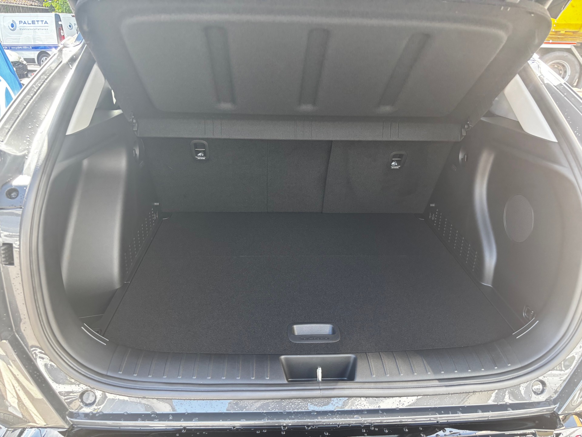 HYUNDAI Kona EV 65.4 kWh Vertex-image-12