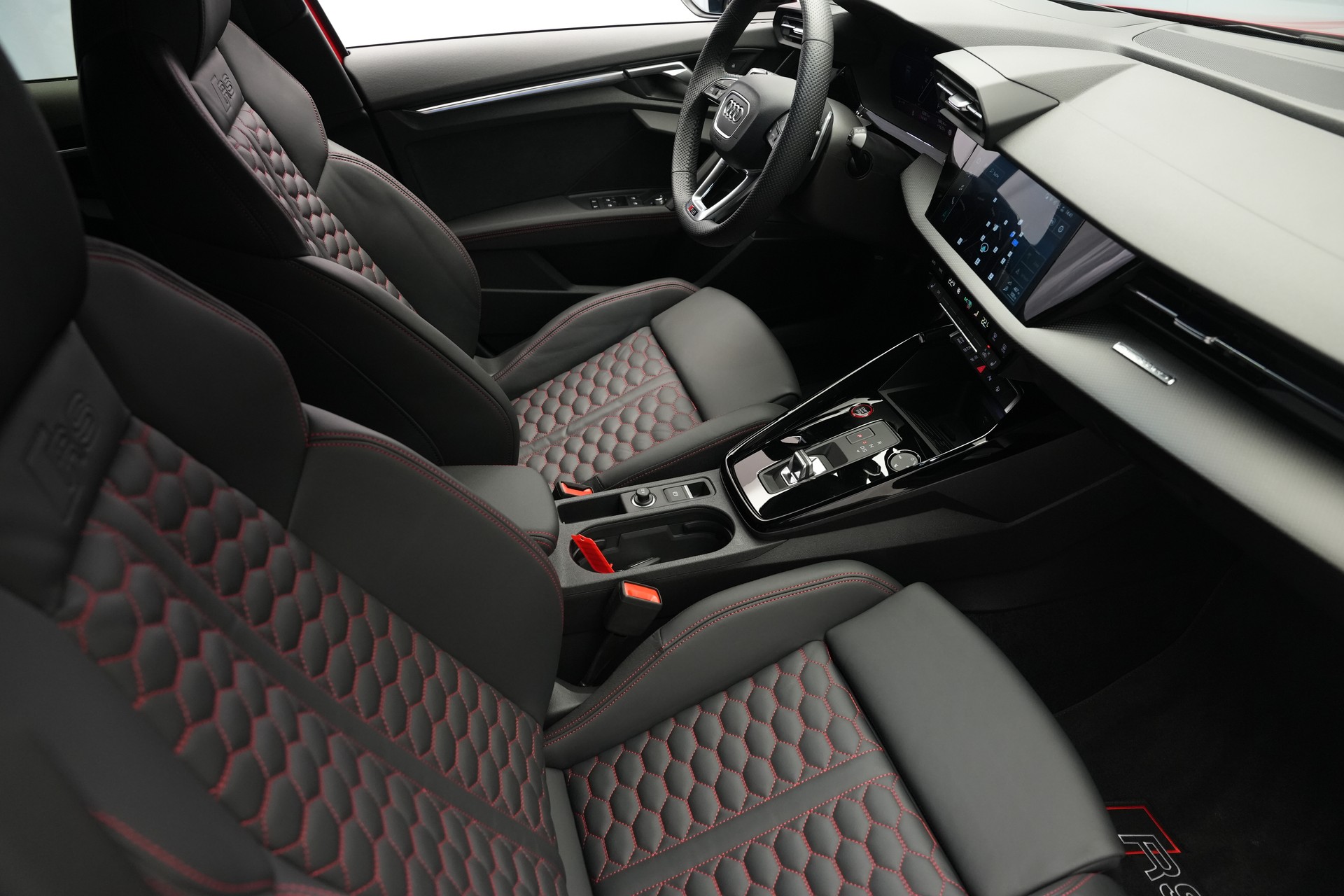 AUDI RS3 Sportback 2.5 TSI quattro S-tronic *Keramikbremse* *CH-Fahrzeug* *Carbon*-image-14