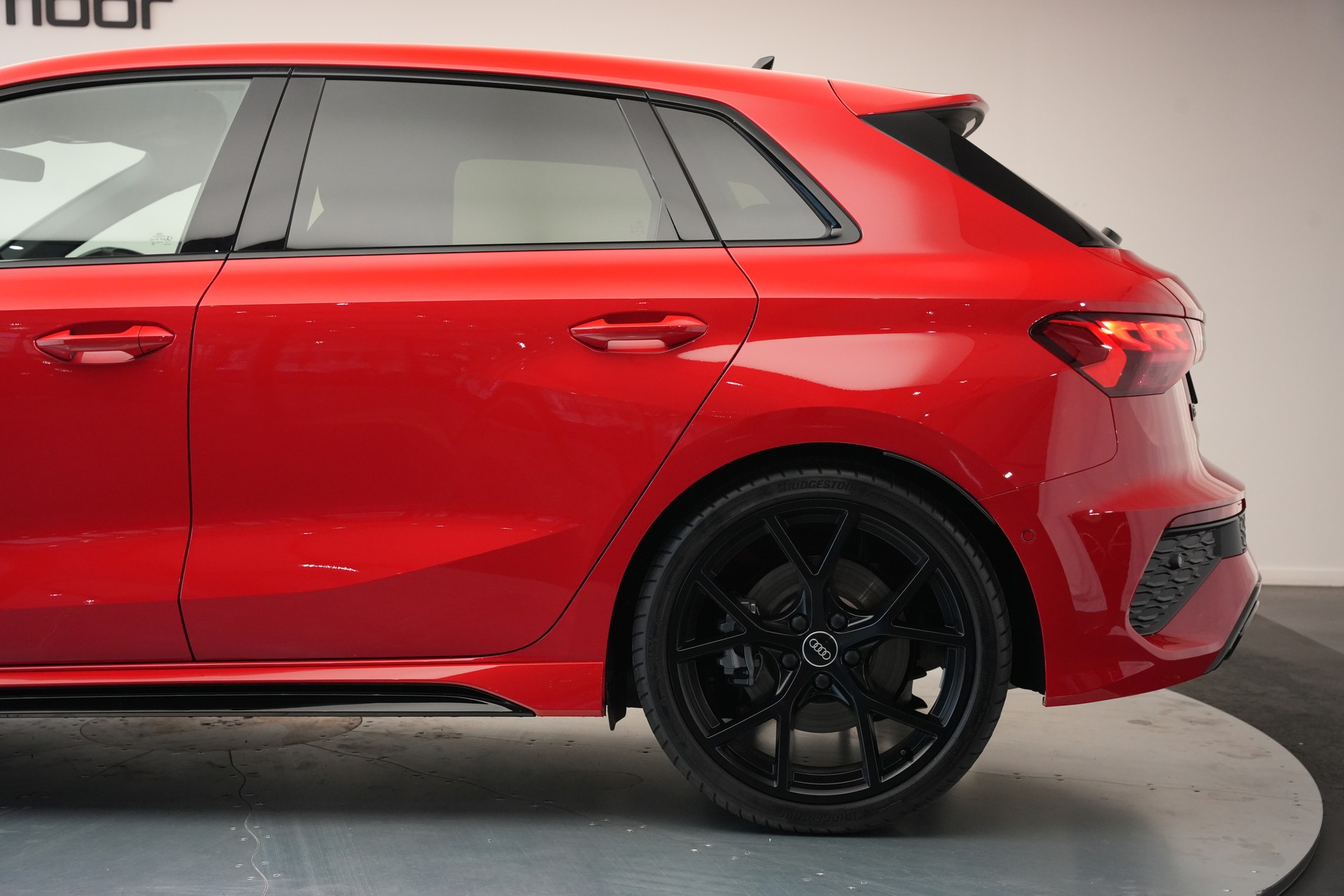 AUDI RS3 Sportback 2.5 TSI quattro S-tronic *Keramikbremse* *CH-Fahrzeug* *Carbon*-image-44