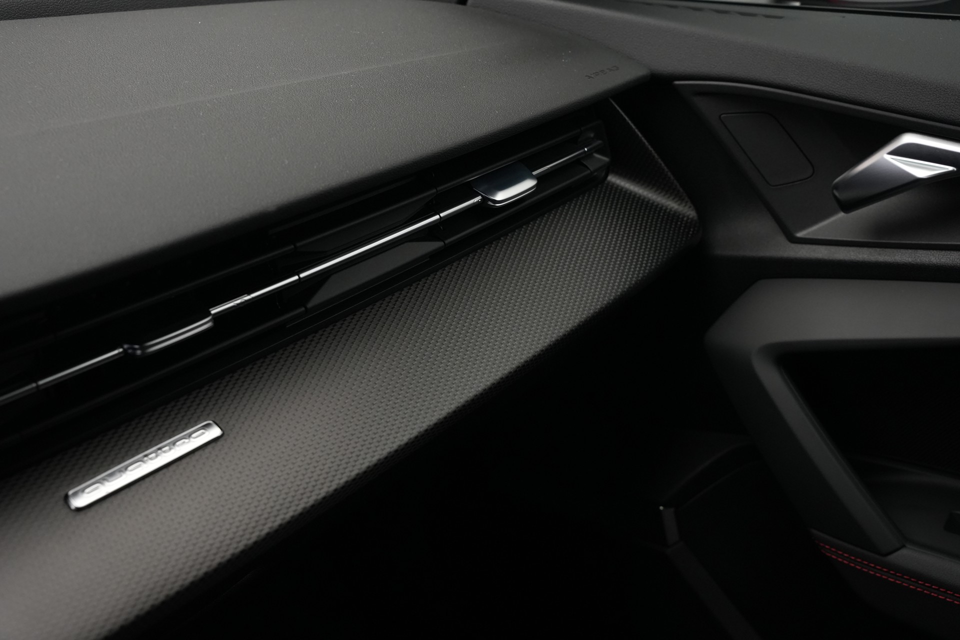 AUDI RS3 Sportback 2.5 TSI quattro S-tronic *Keramikbremse* *CH-Fahrzeug* *Carbon*-image-28