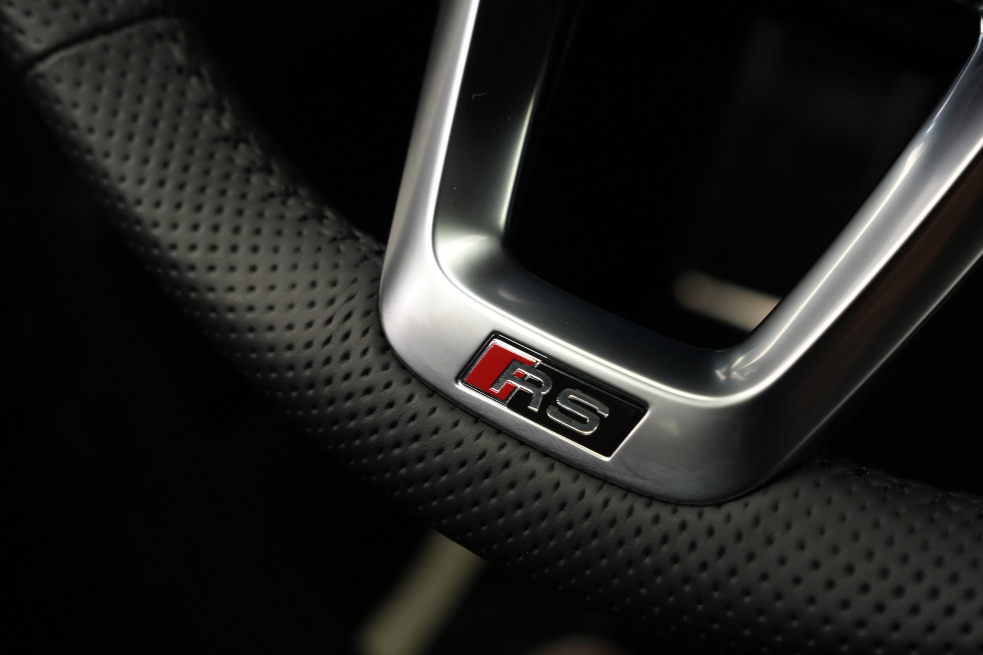 AUDI RS3 Sportback 2.5 TSI quattro S-tronic *Keramikbremse* *CH-Fahrzeug* *Carbon*-image-32