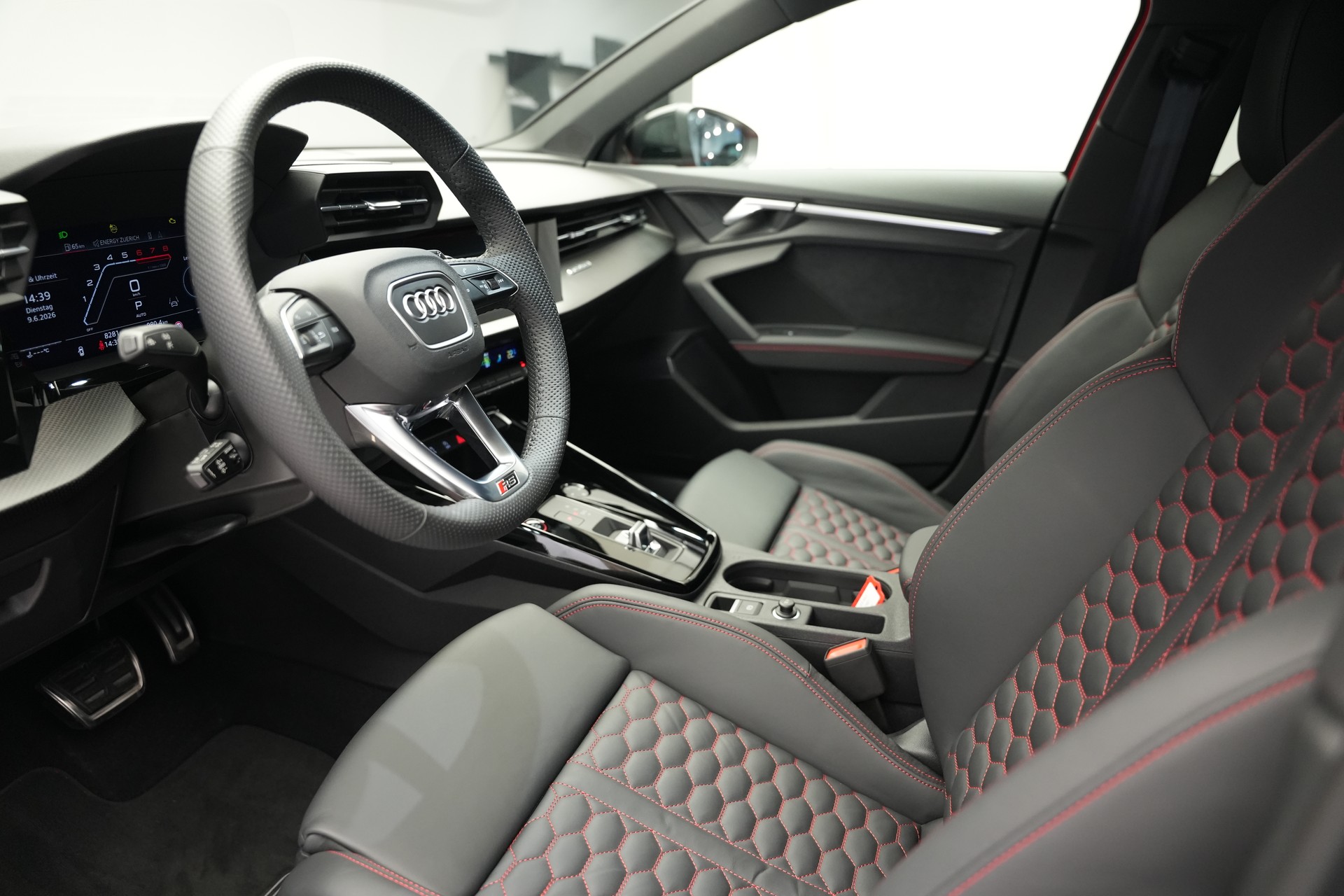 AUDI RS3 Sportback 2.5 TSI quattro S-tronic *Keramikbremse* *CH-Fahrzeug* *Carbon*-image-13