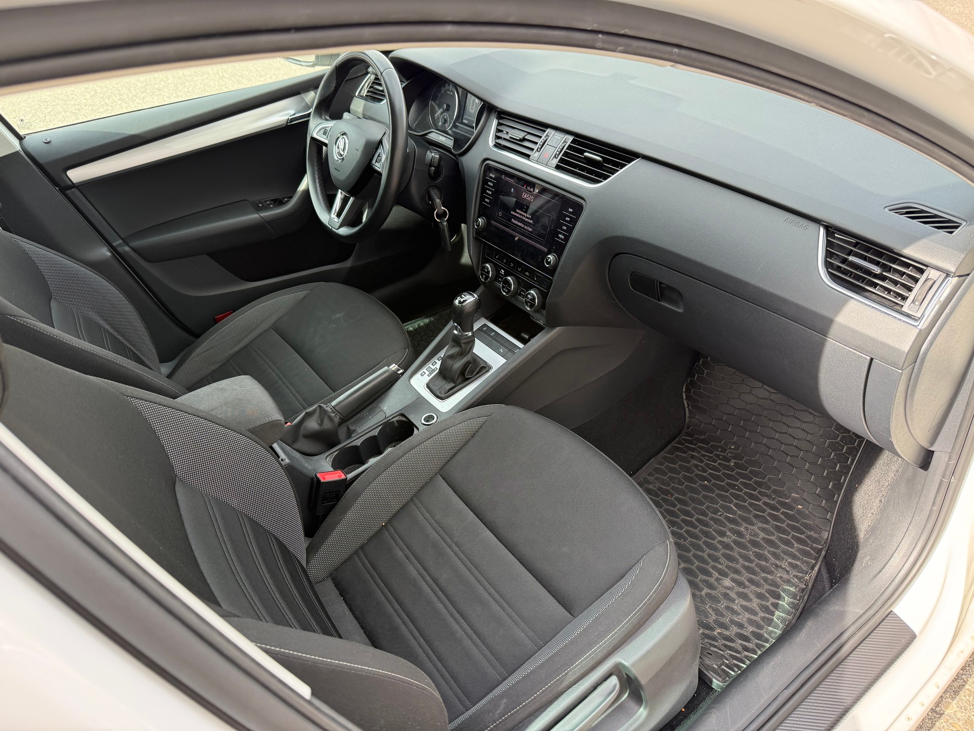 SKODA Octavia Combi 2.0 TDI Ambition 4x4 DSG-image-10