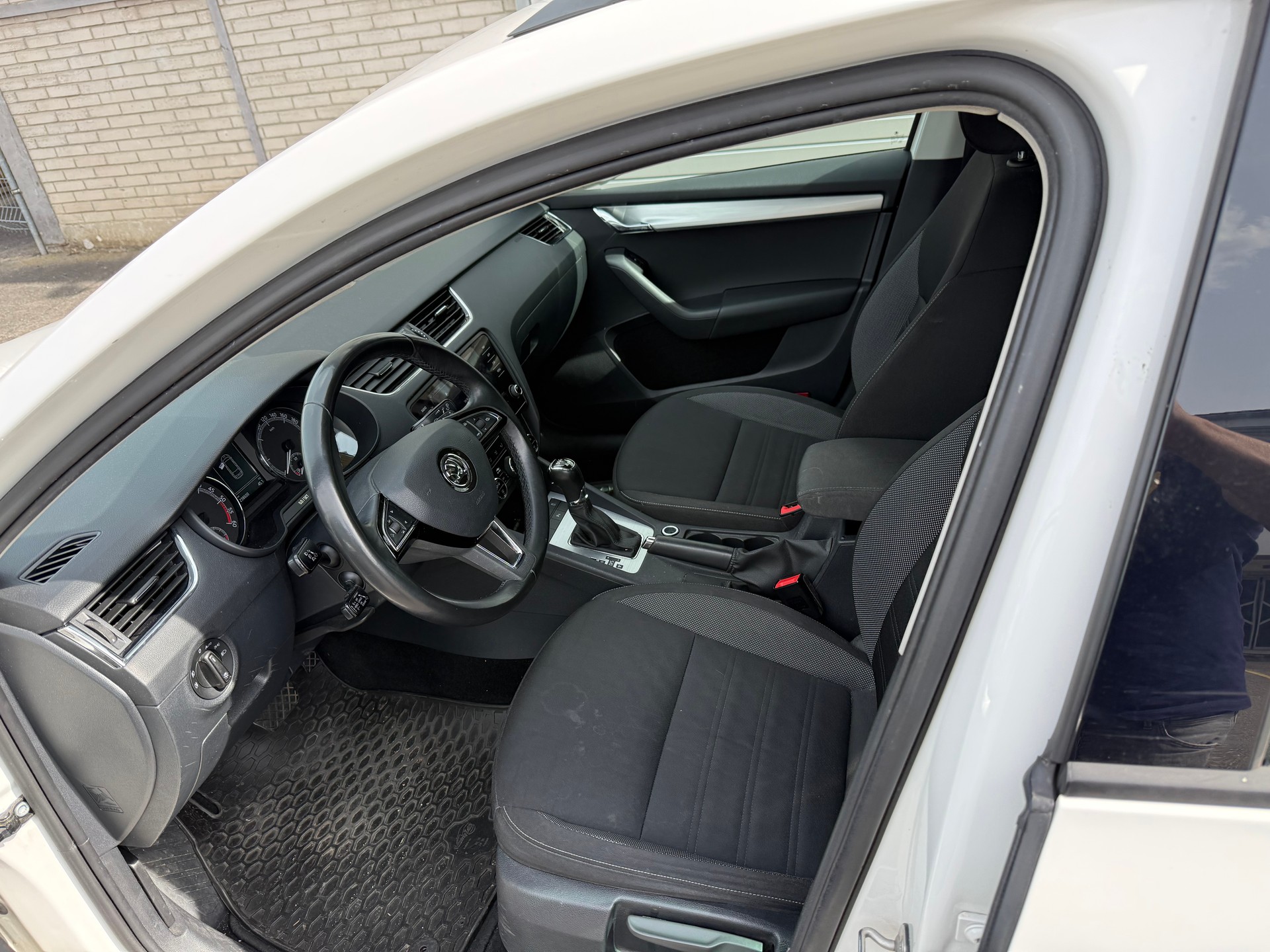 SKODA Octavia Combi 2.0 TDI Ambition 4x4 DSG-image-13