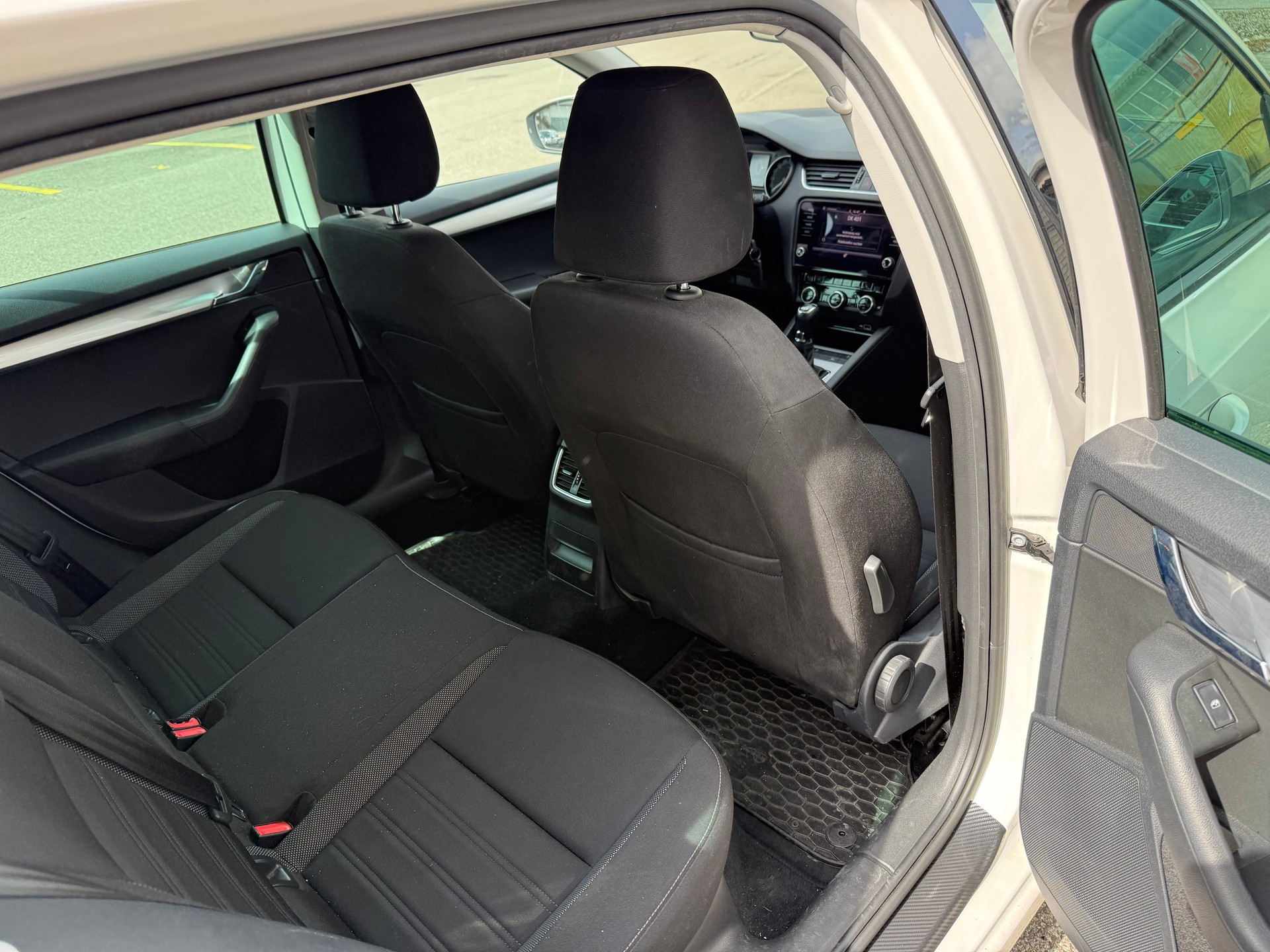 SKODA Octavia Combi 2.0 TDI Ambition 4x4 DSG-image-12