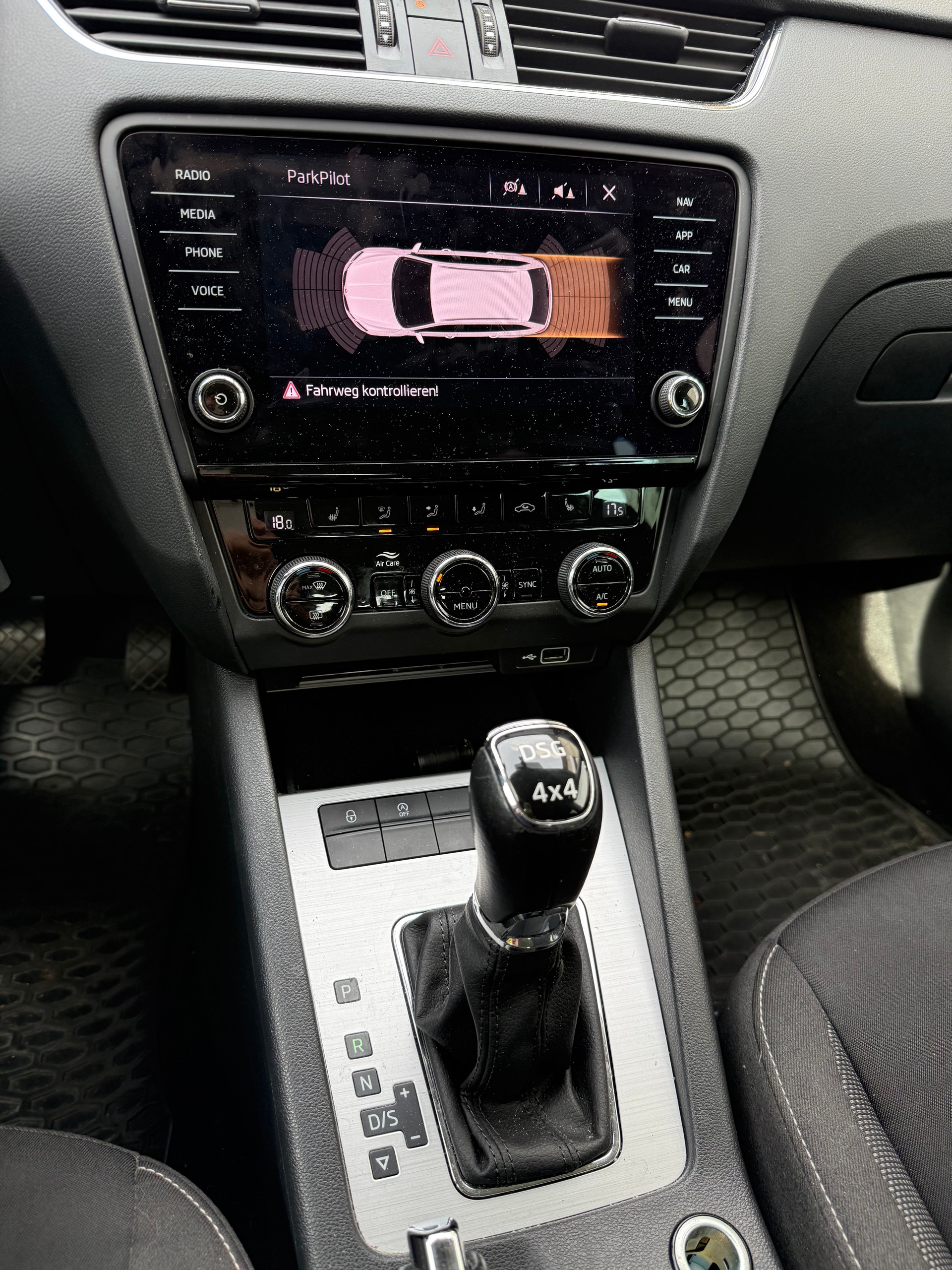 SKODA Octavia Combi 2.0 TDI Ambition 4x4 DSG-image-11