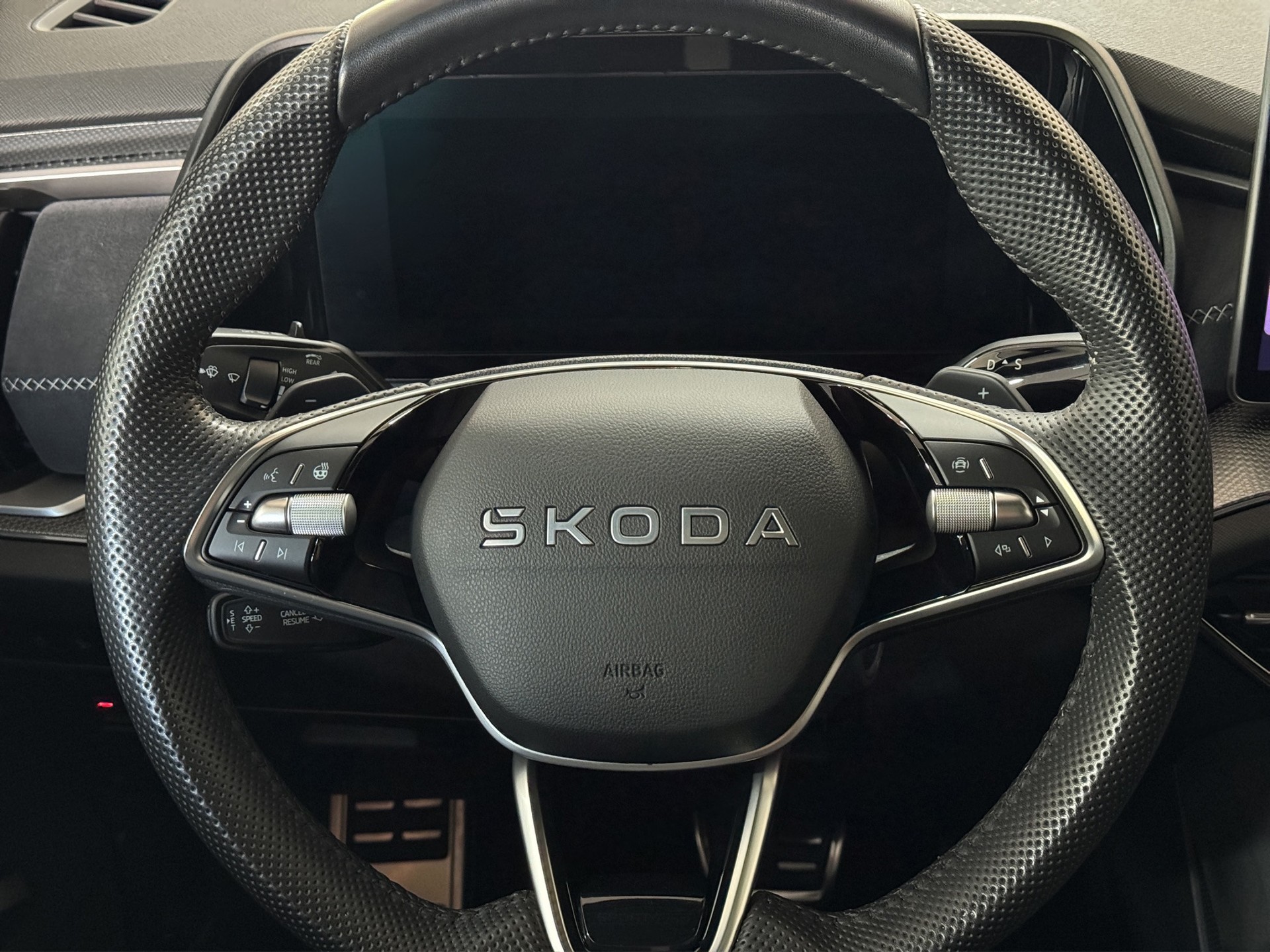 SKODA Kodiaq 2.0 TDI Sportline "Panodach-Matrix-Winter Paket"-image-13