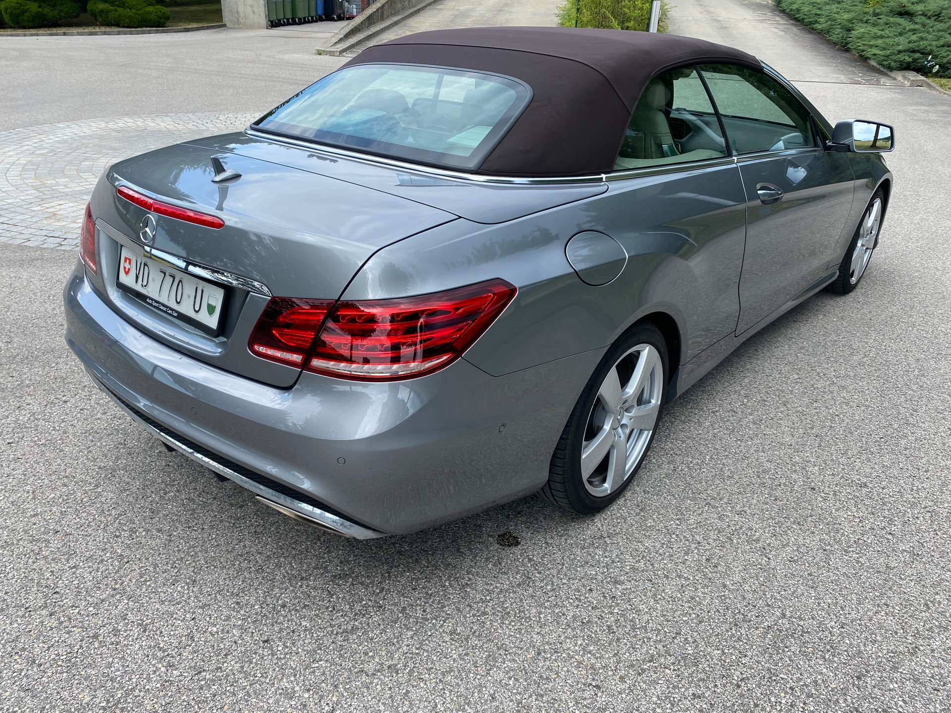 MERCEDES-BENZ E 500 Cabriolet 1er main PN CHF 127800.- Cuir marron - Toile de capote marron (8R89)-image-5