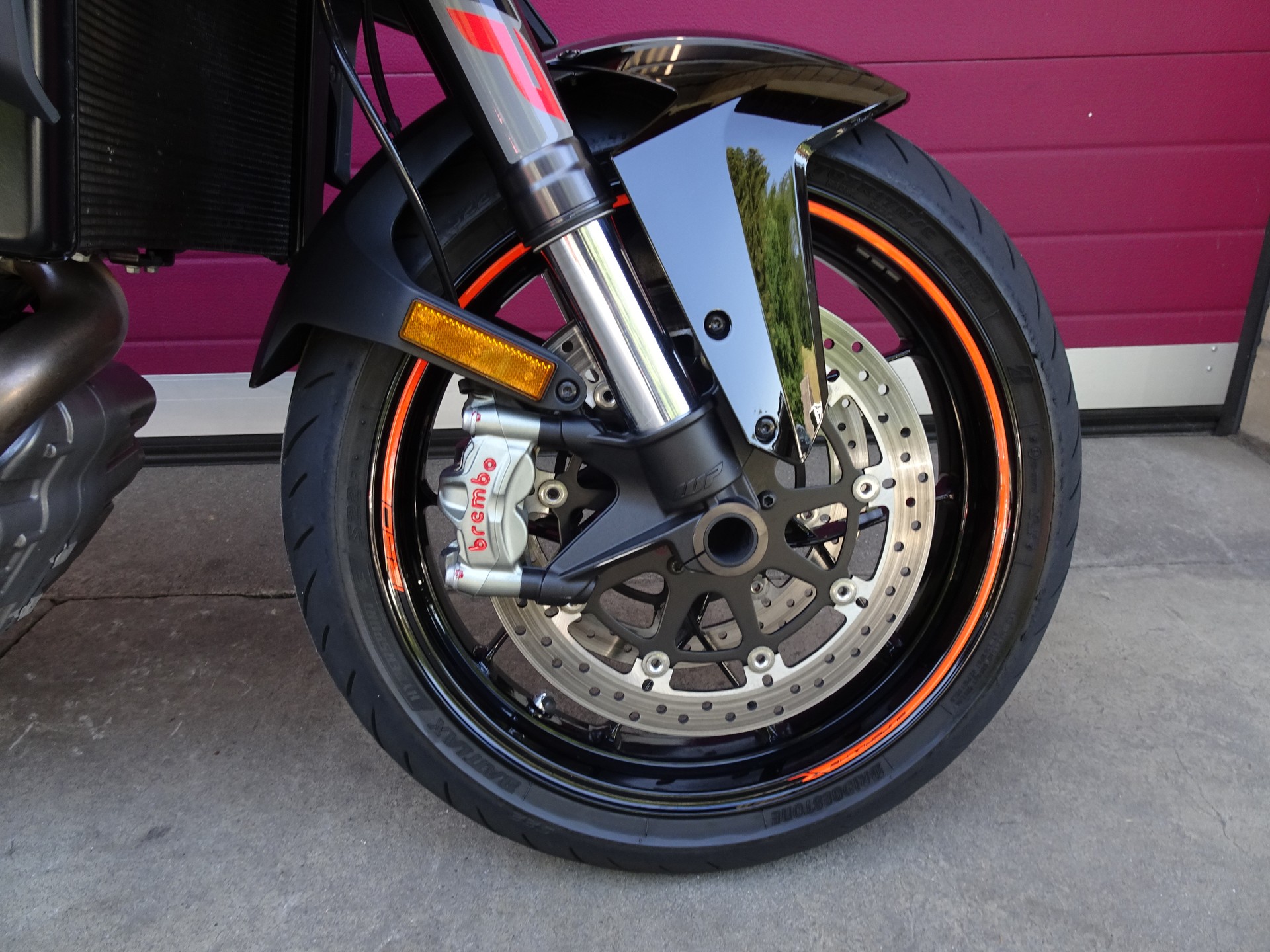 KTM 1290 Super Duke R-showroom-element-1