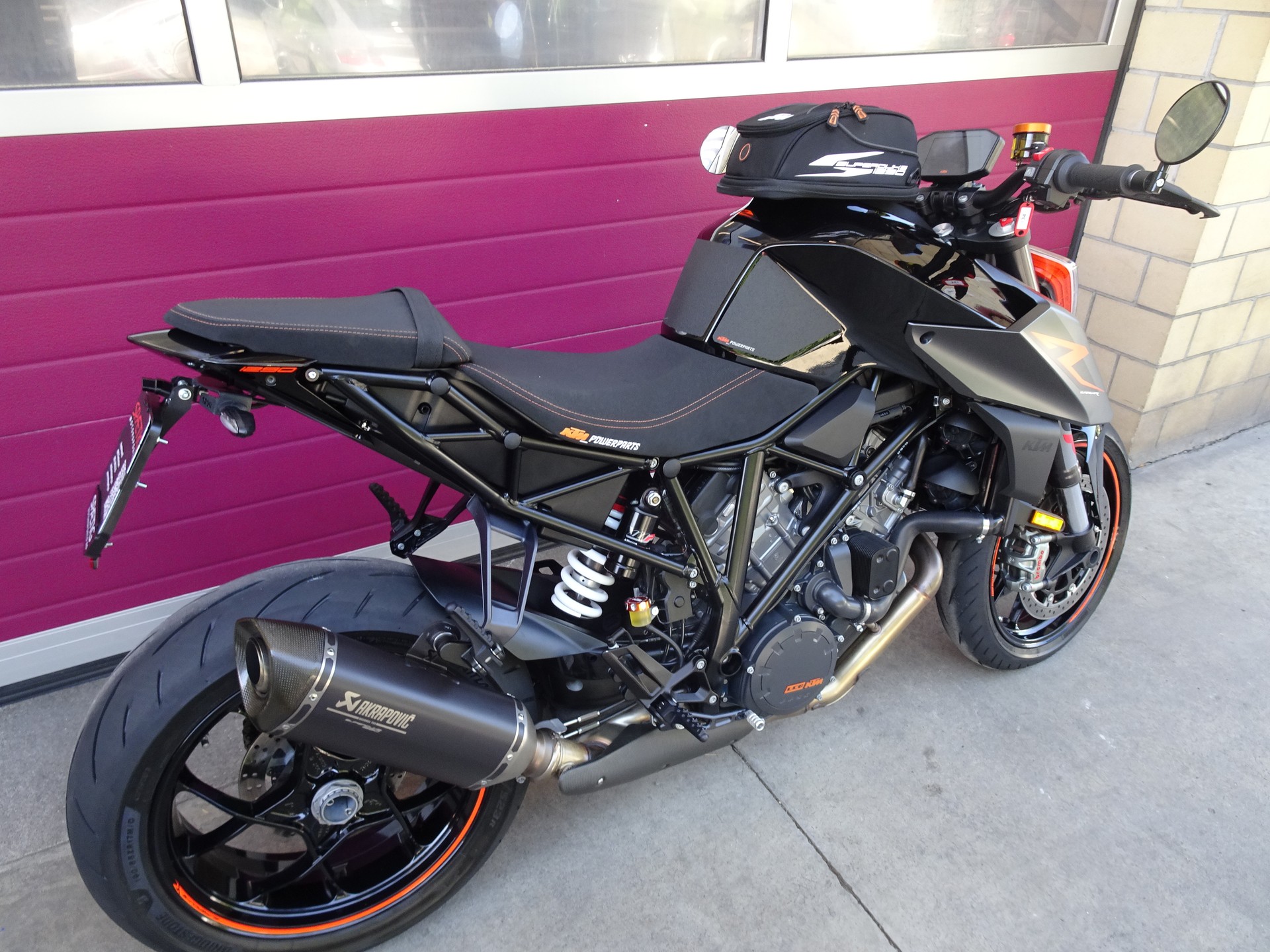 KTM 1290 Super Duke R-showroom-element-3