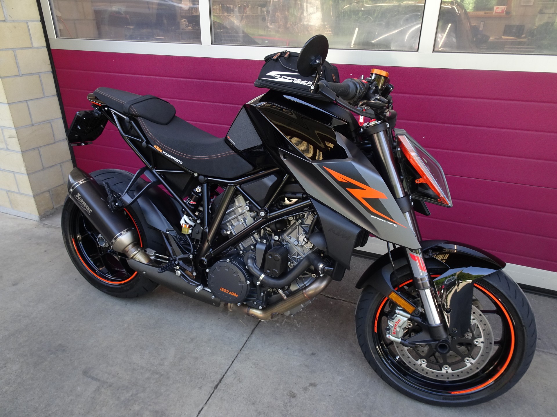 KTM 1290 Super Duke R-showroom-element-2