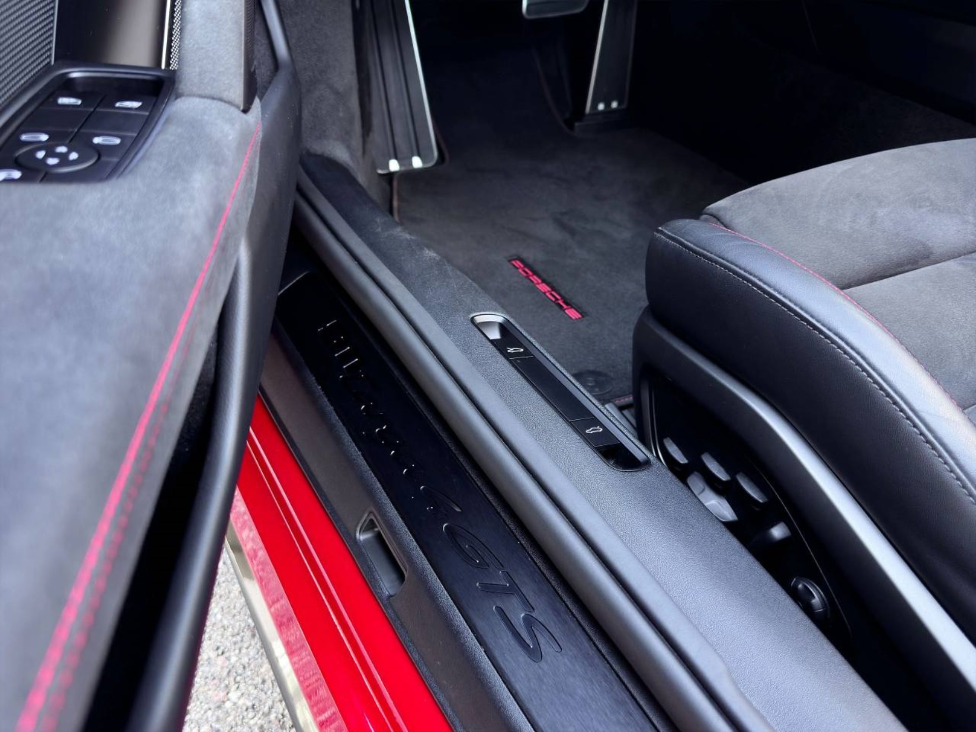PORSCHE 911 Targa 4 GTS-image-17