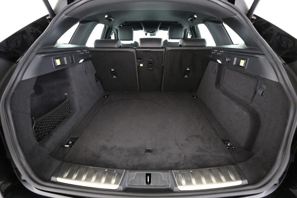 JAGUAR F-Pace 3.0 I6 R-Dynamic SE AWD-image-8