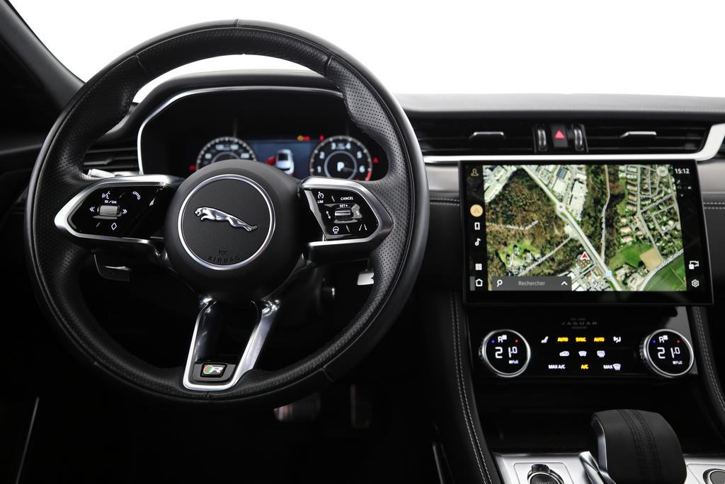 JAGUAR F-Pace 3.0 I6 R-Dynamic SE AWD-image-4