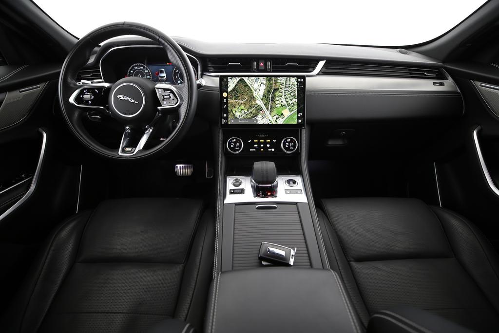 JAGUAR F-Pace 3.0 I6 R-Dynamic SE AWD-image-6