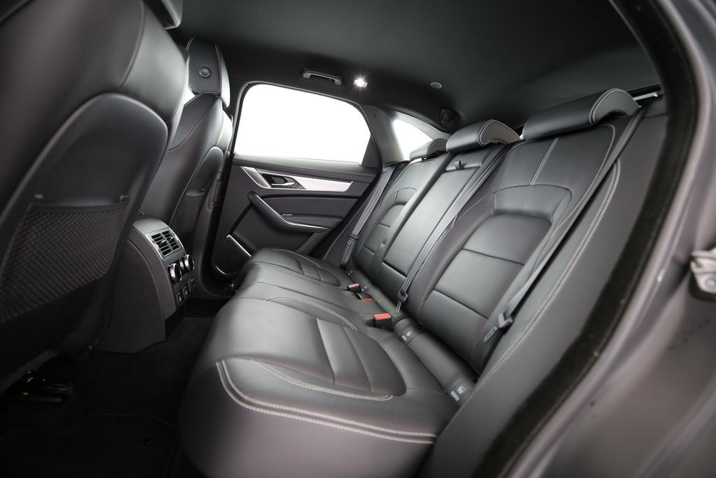JAGUAR F-Pace 3.0 I6 R-Dynamic SE AWD-image-7