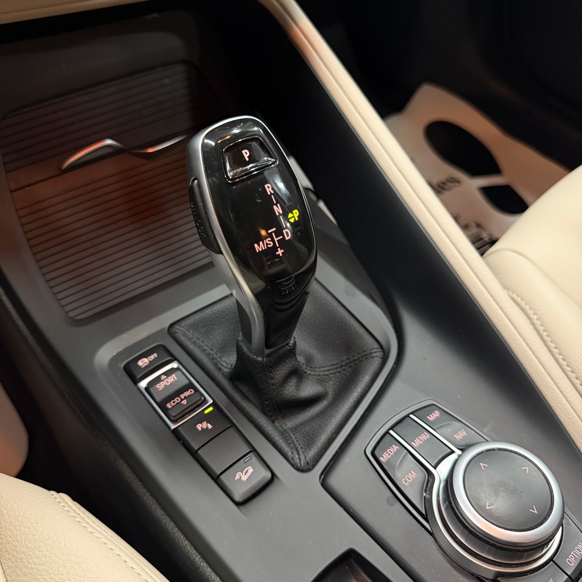 BMW X1 xDrive 18d Steptronic-image-13