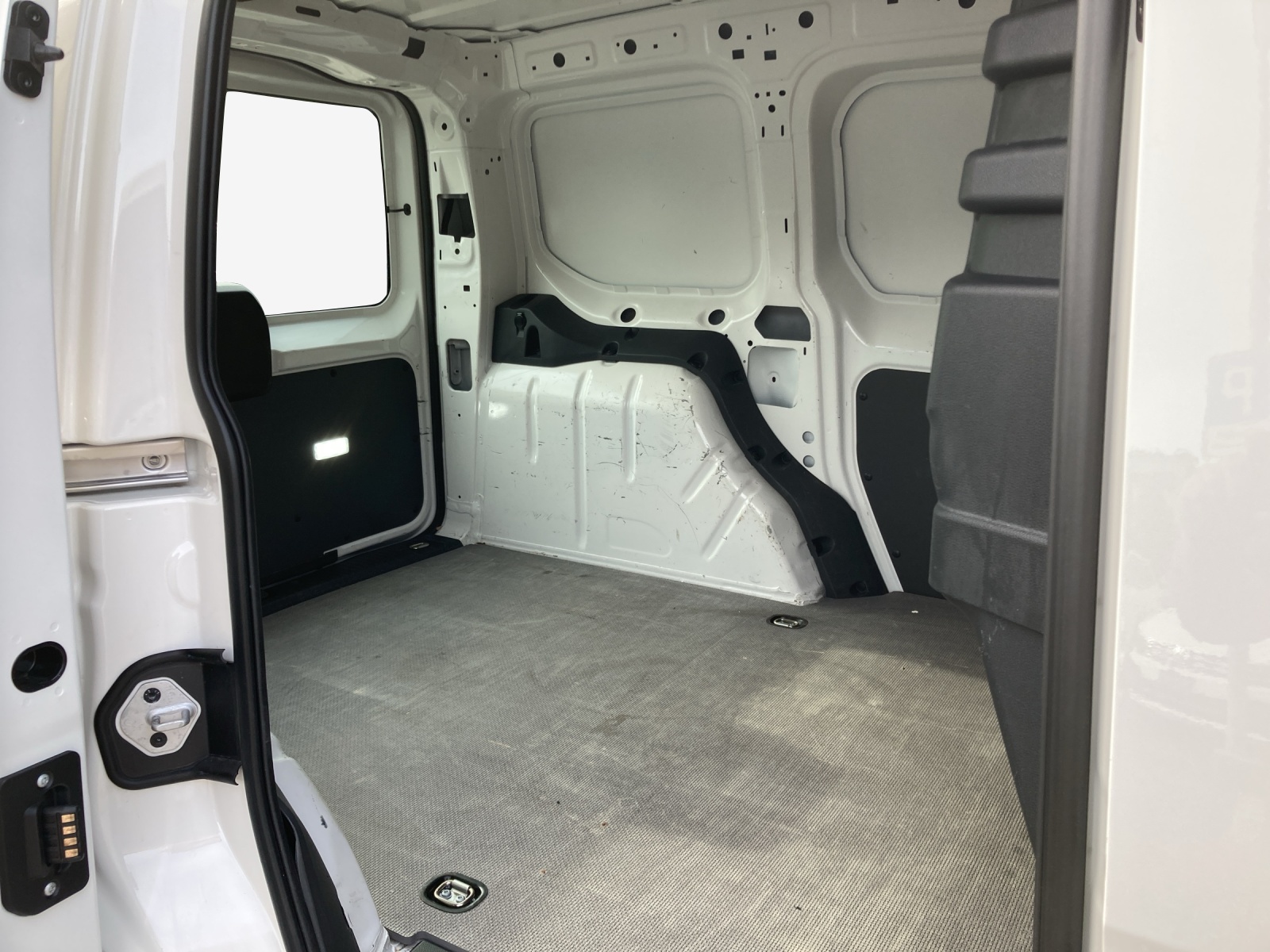 VW Caddy Cargo 2.0TDI-image-11