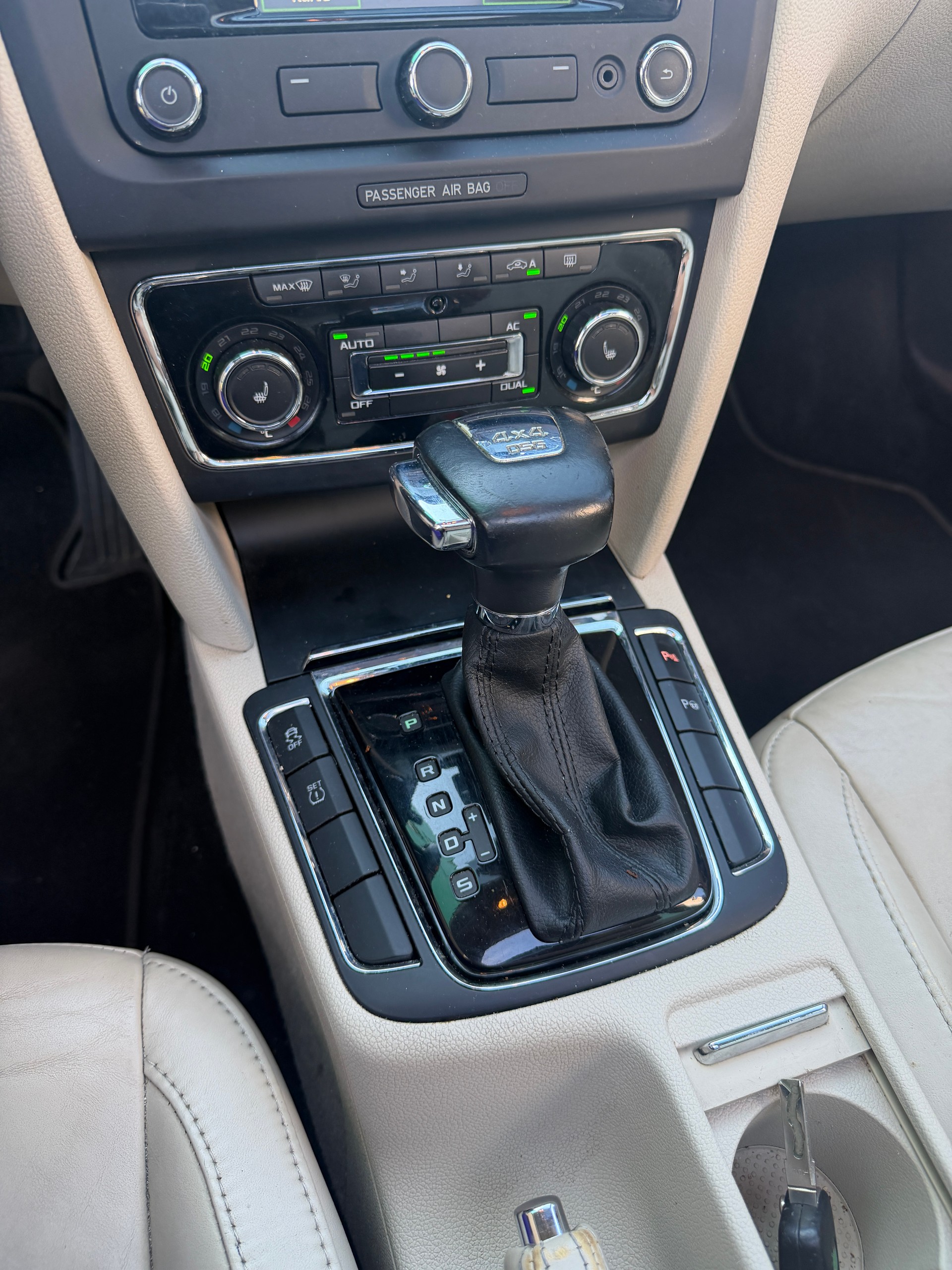SKODA Superb Combi 2.0 TDi Elegance 4x4 DSG-image-11