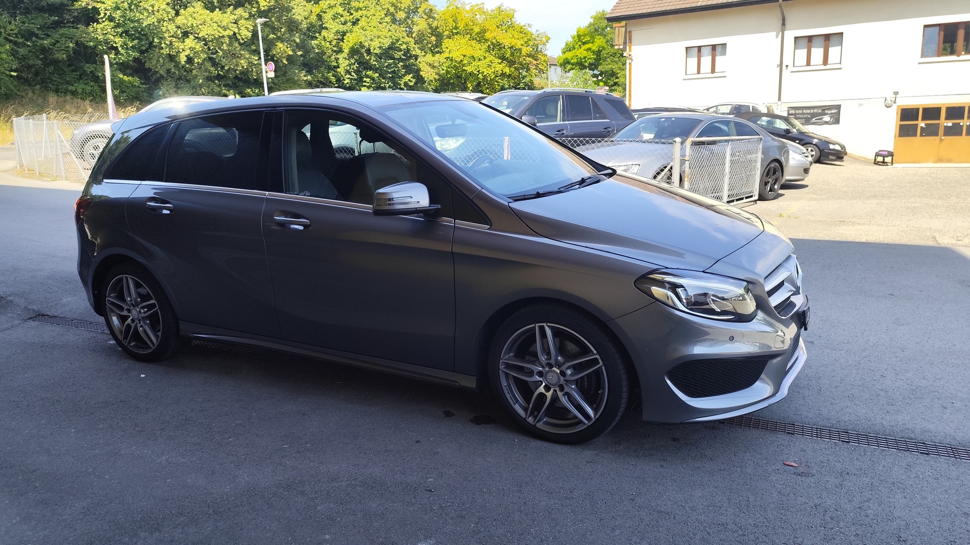 MERCEDES-BENZ B 250 AMG Line 4Matic 7G-DCT-image-2