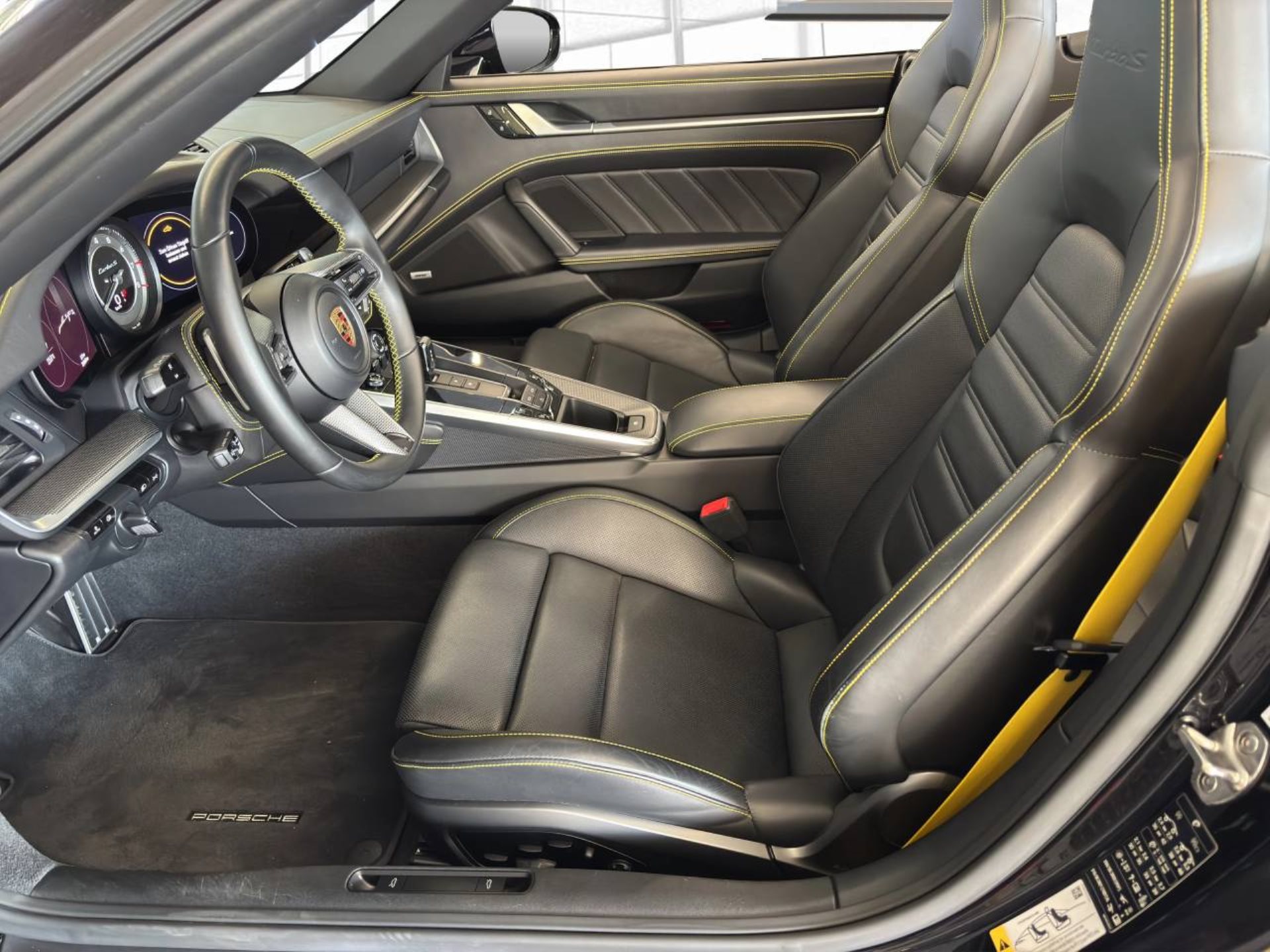 PORSCHE 911 Turbo S Cabriolet-showroom-element-3