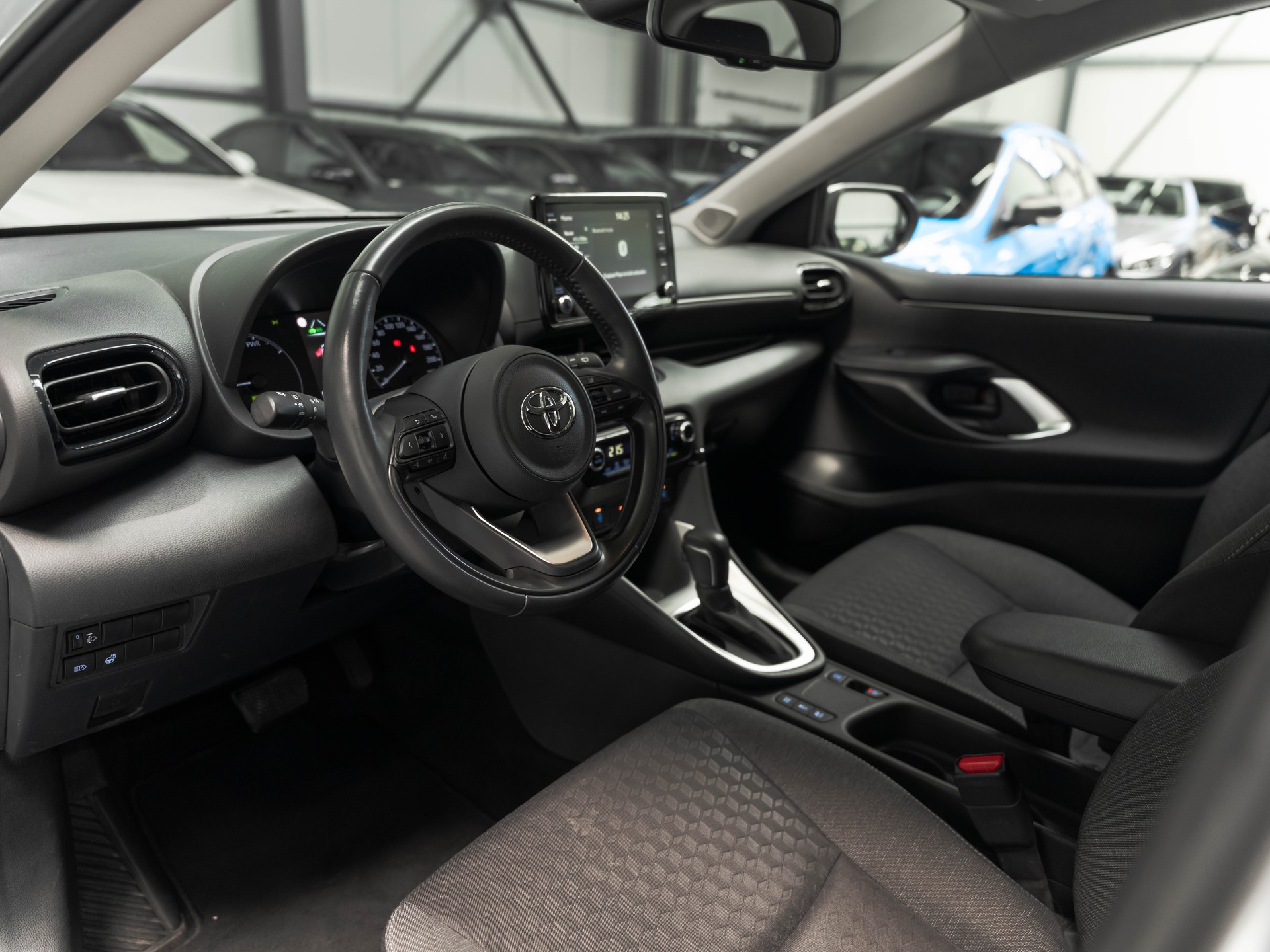 TOYOTA Yaris 1.5 Comfort e-CVT-image-6