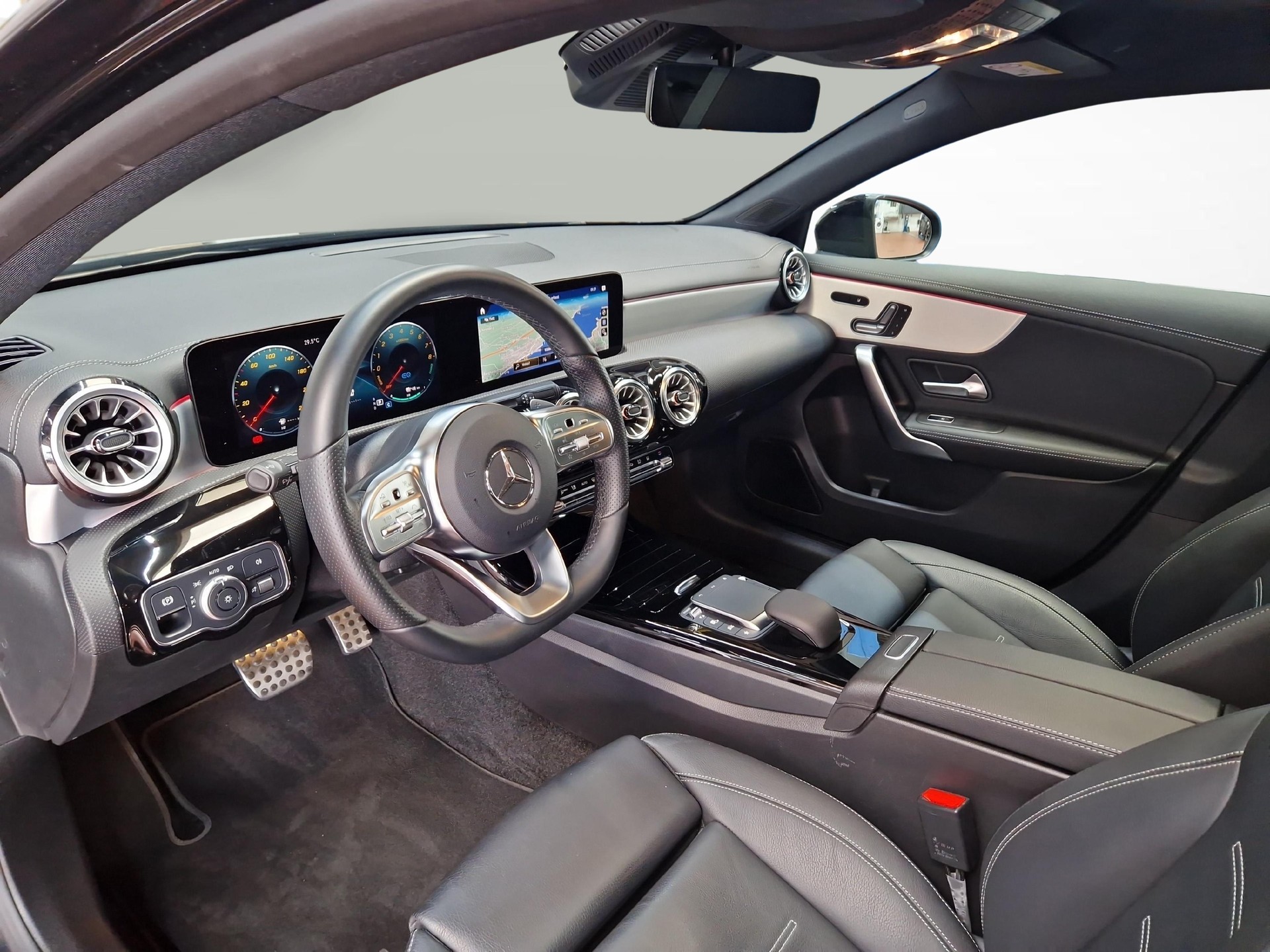 MERCEDES-BENZ A 250 e AMG Line-image-4