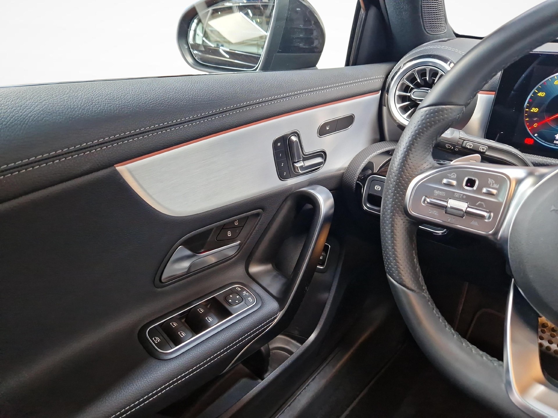 MERCEDES-BENZ A 250 e AMG Line-image-7