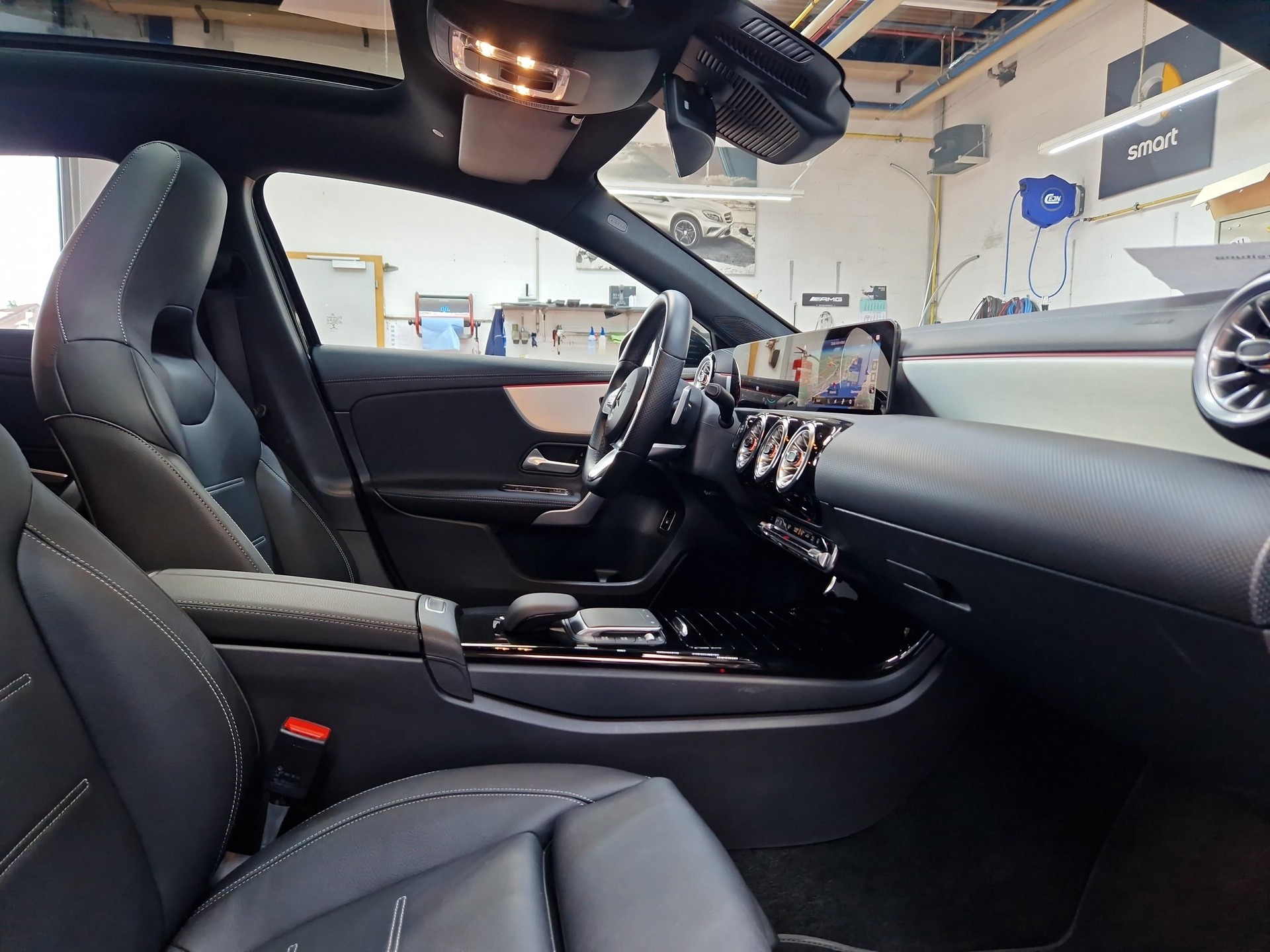 MERCEDES-BENZ A 250 e AMG Line-image-6