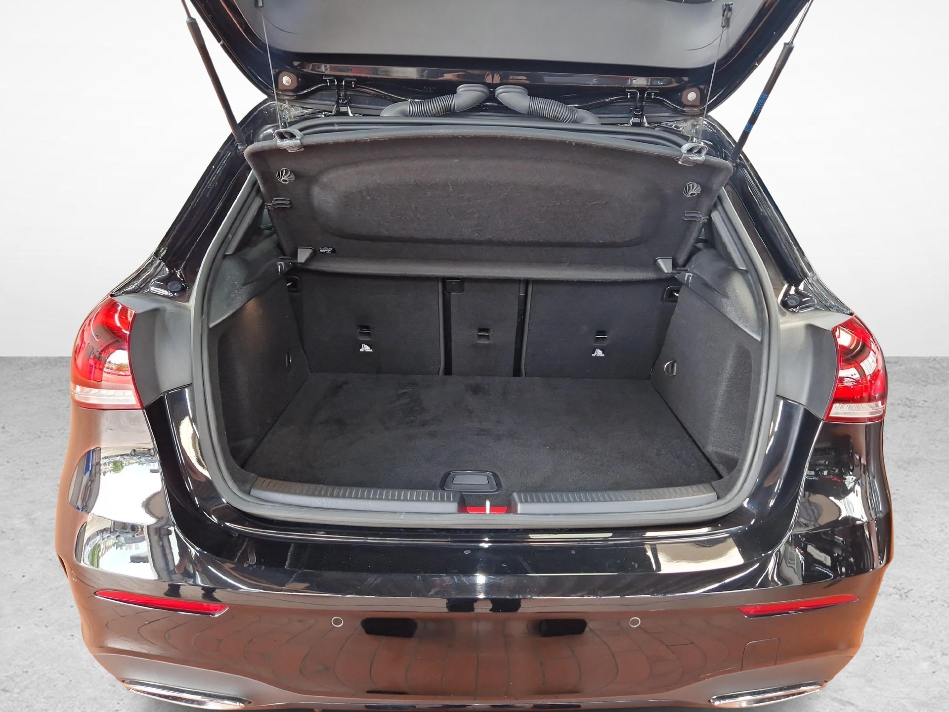MERCEDES-BENZ A 250 e AMG Line-image-10