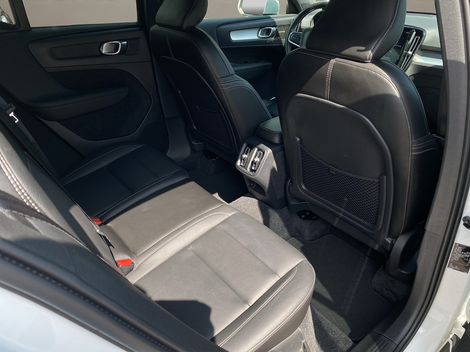 VOLVO XC40 2.0 D4 Momentum AWD-image-11